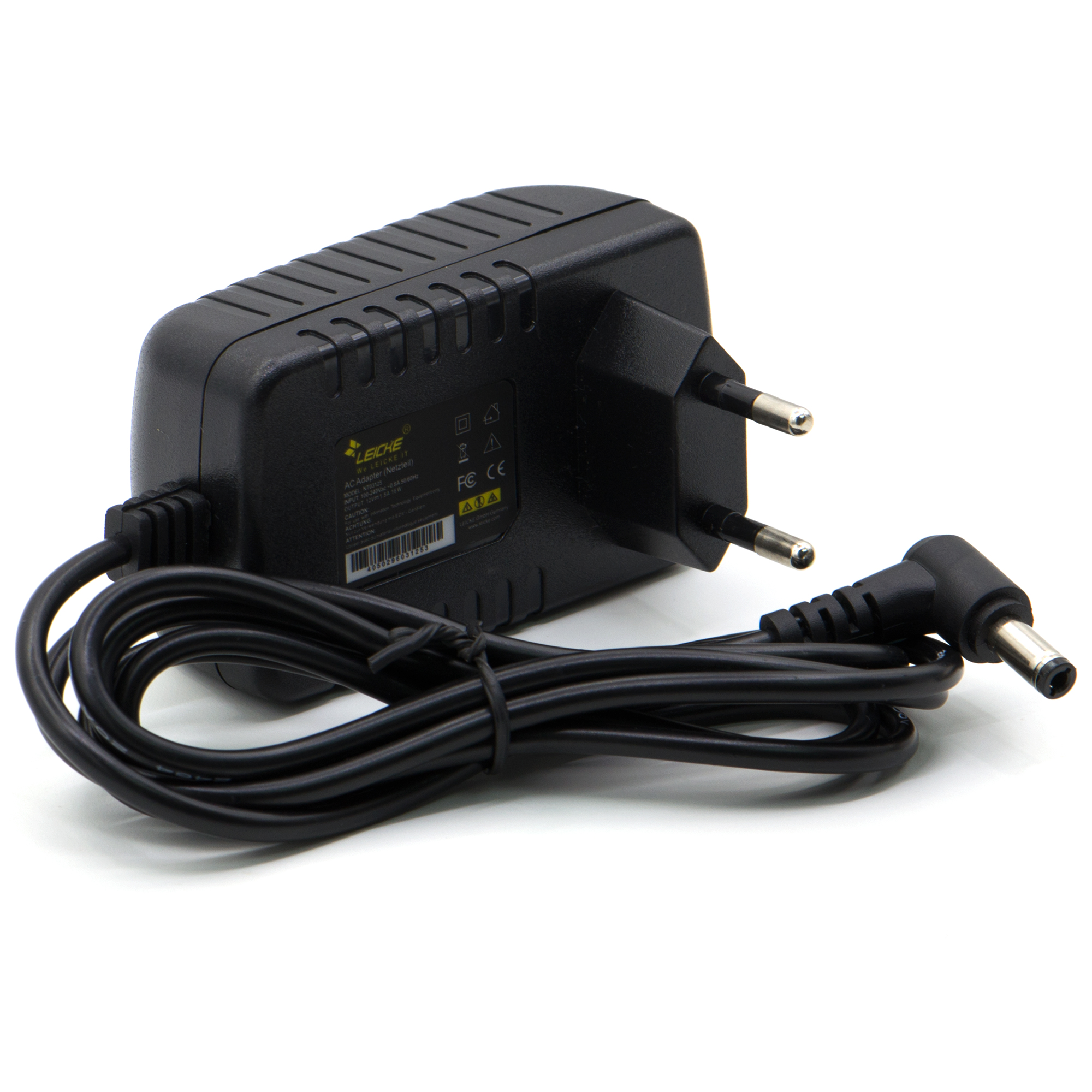 Ein schwarzer Netzadapter mit europäischem Stecker und Winkelstecker. Auf weißem Hintergrund.