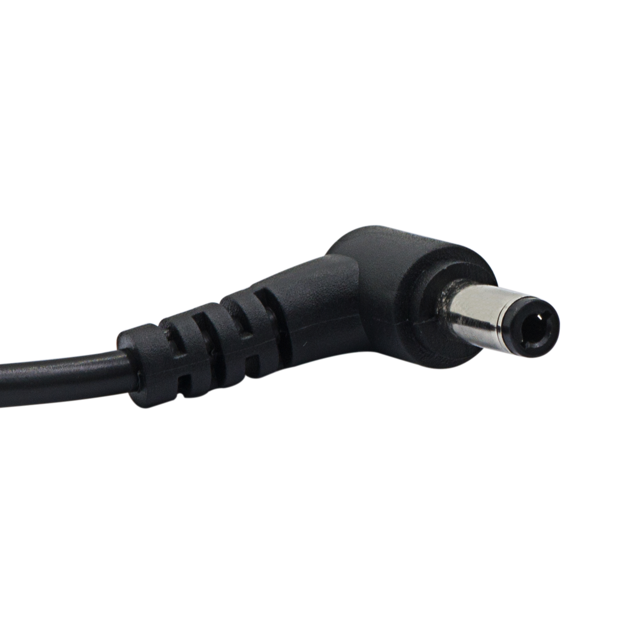 Schwarzes abgewinkeltes Netzkabel mit Rundstecker auf weißem Hintergrund.