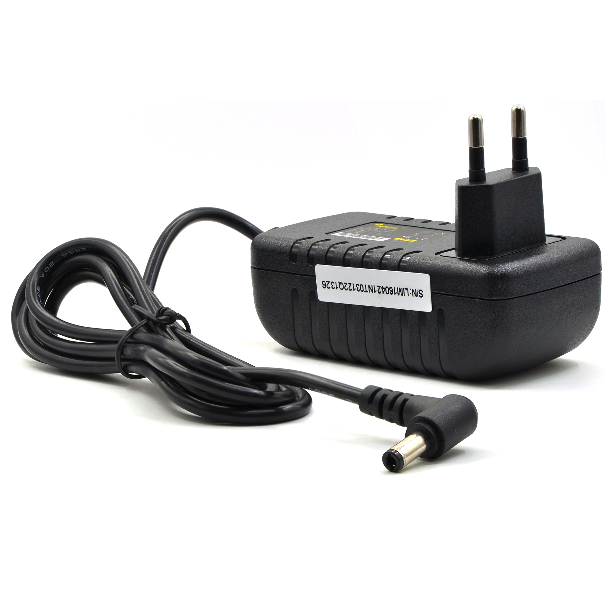 Schwarzes Netzteil mit schwarzem Kabel und Stecker mit zwei Stiften auf weißem Hintergrund.