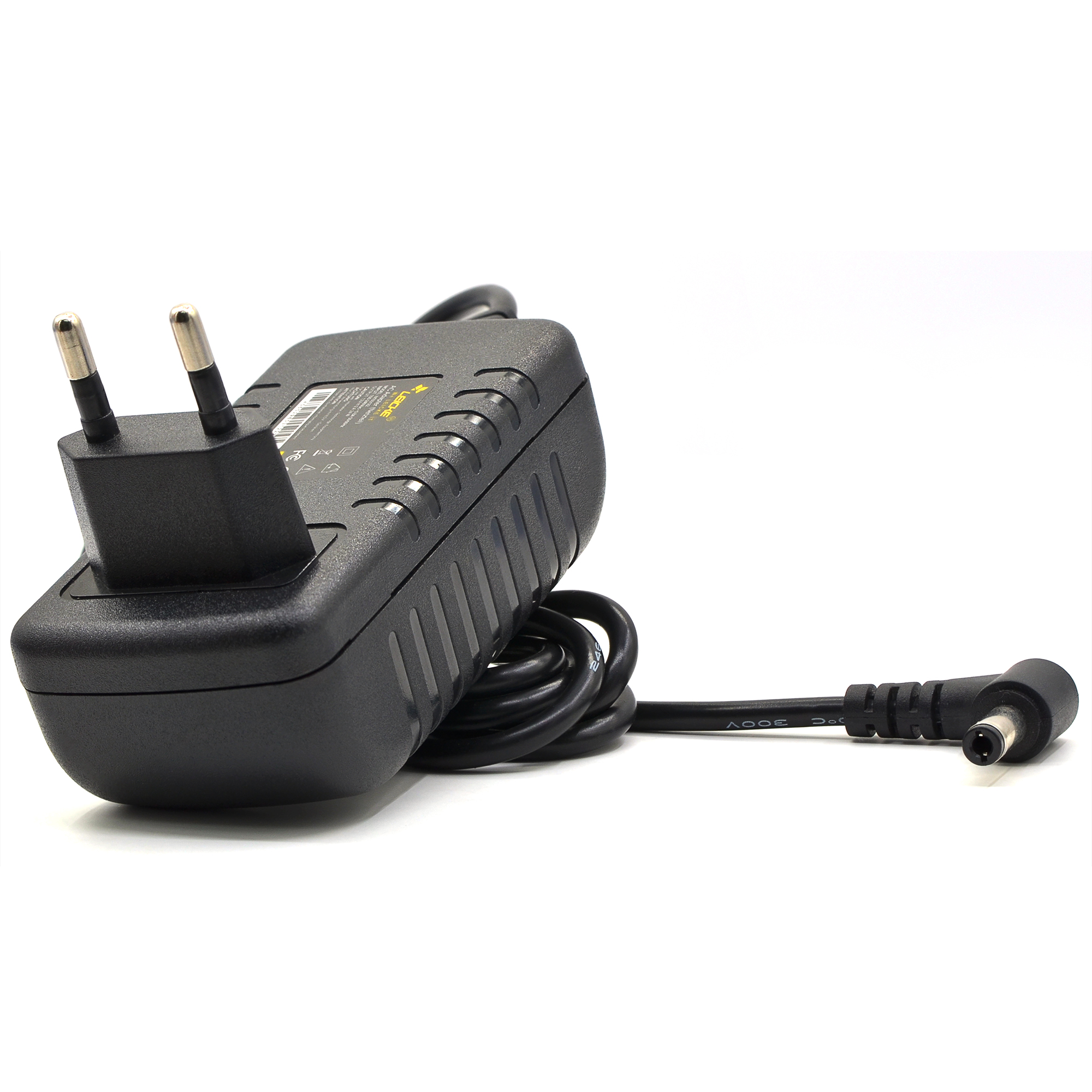 Schwarzes Netzteil mit Stecker und Anschlusskabel, weißer Hintergrund.