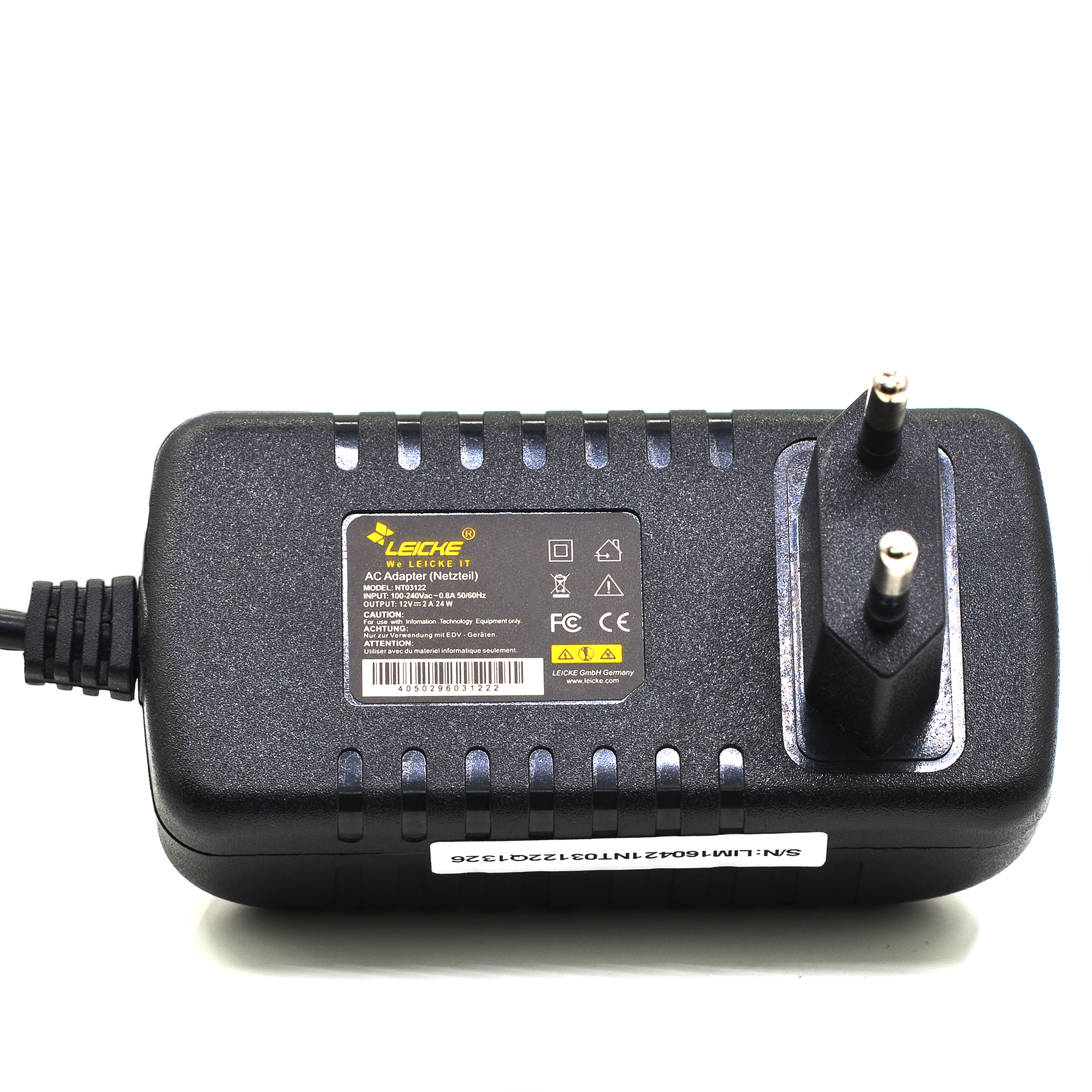 Ein schwarzes Netzteil mit Eurostecker, verschiedenen Sicherheitssymbolen und gedrucktem Text.