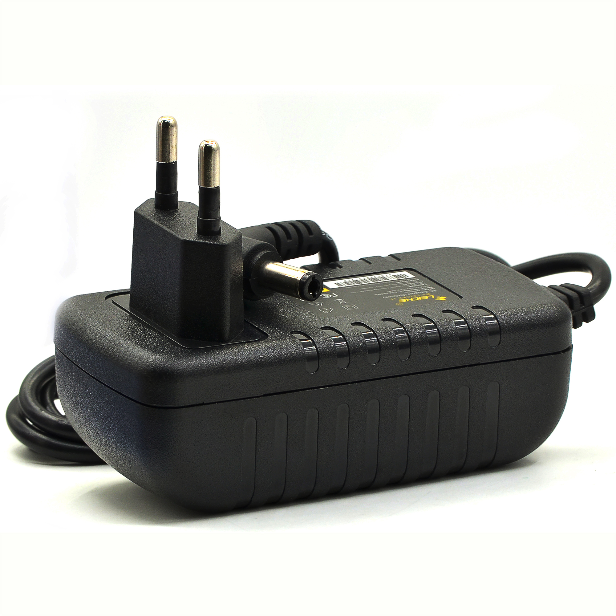 Ein schwarzer Netzadapter mit zwei Stiften und einem Kabel auf weißem Grund.