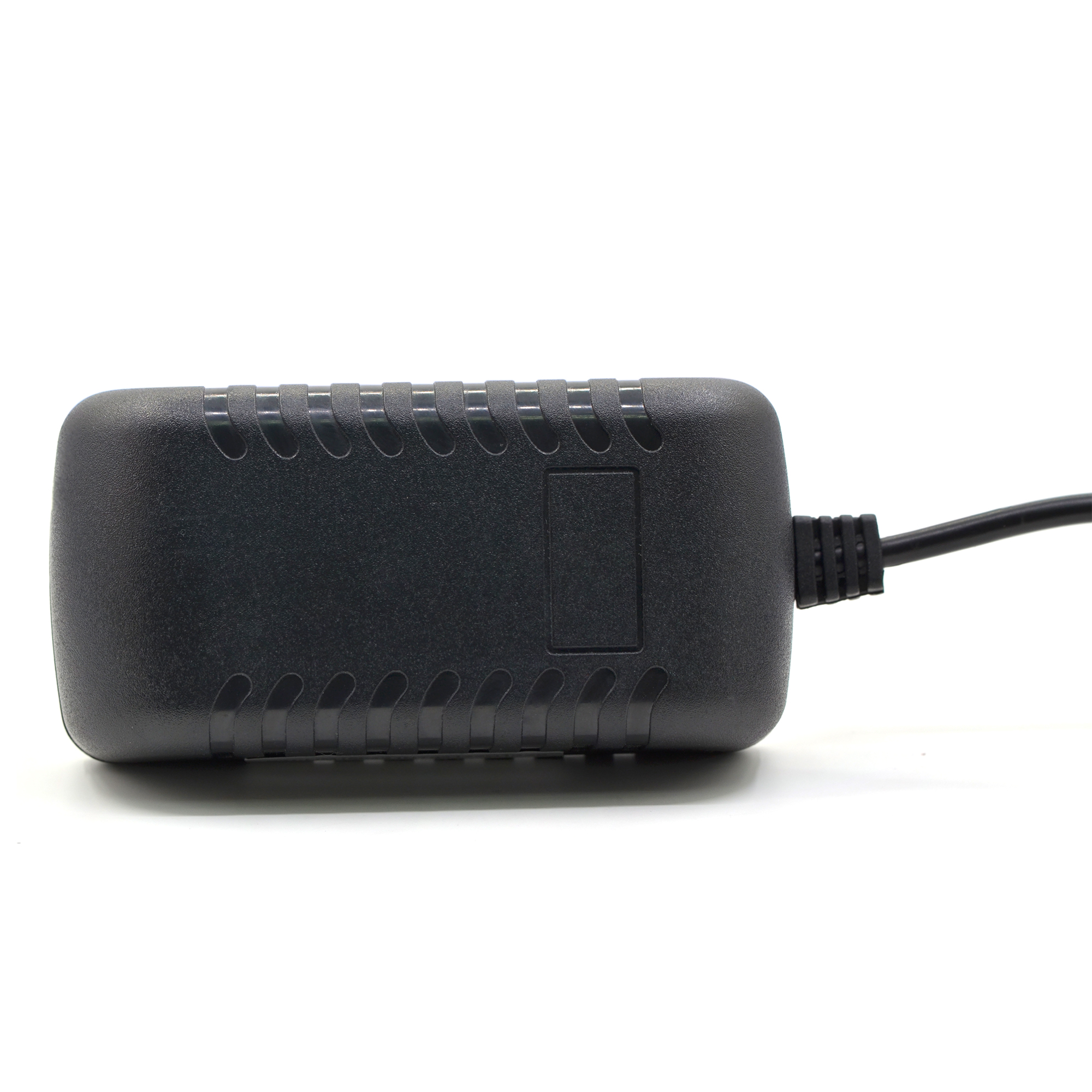 Schwarzes Netzteil, isoliert auf weißem Hintergrund. Ein schwarzes Kabel ist angeschlossen.