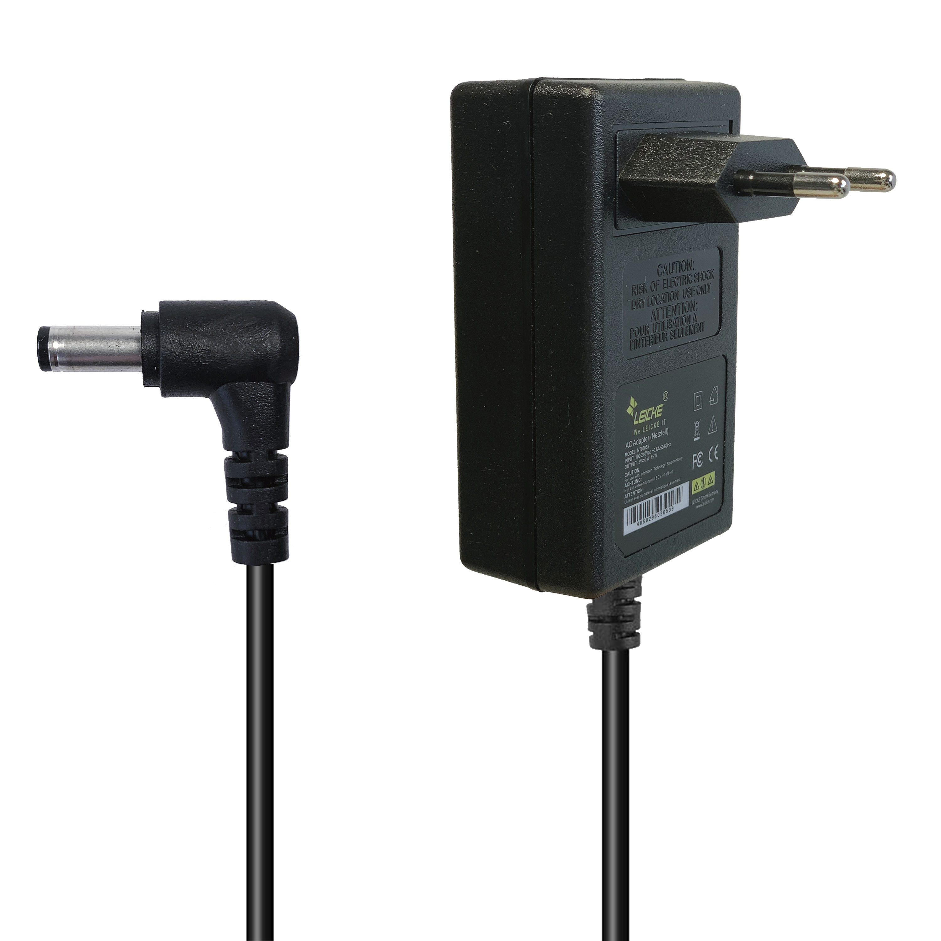 Ein schwarzer Netzadapter mit schwarzem Kabel und Stecker. Weißer Hintergrund.