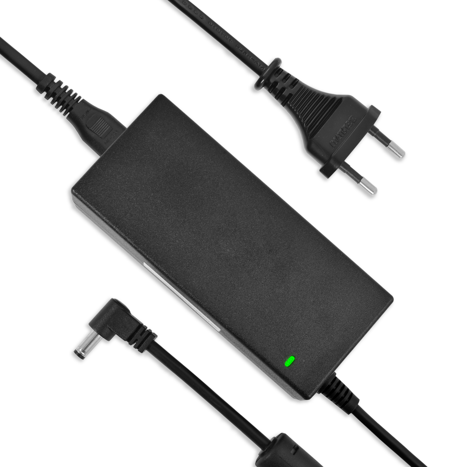 Schwarzes Laptop-Ladegerät mit Zweipolstecker, abgewinkeltem Stecker und grüner LED-Anzeige auf weißem Hintergrund.
