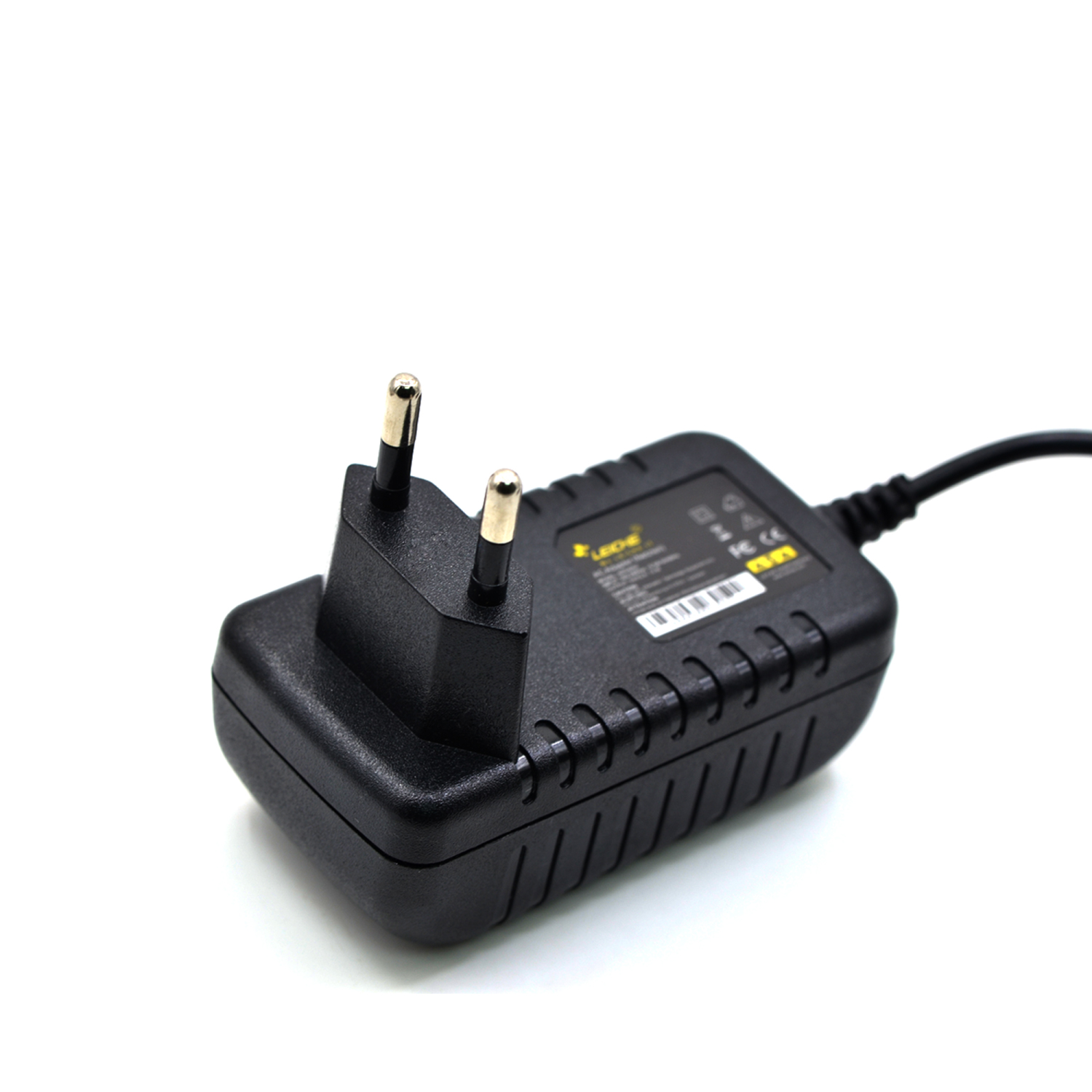 Ein schwarzer Netzadapter mit zwei Stiften, auf weißer Oberfläche, mit schwarzem Kabel.