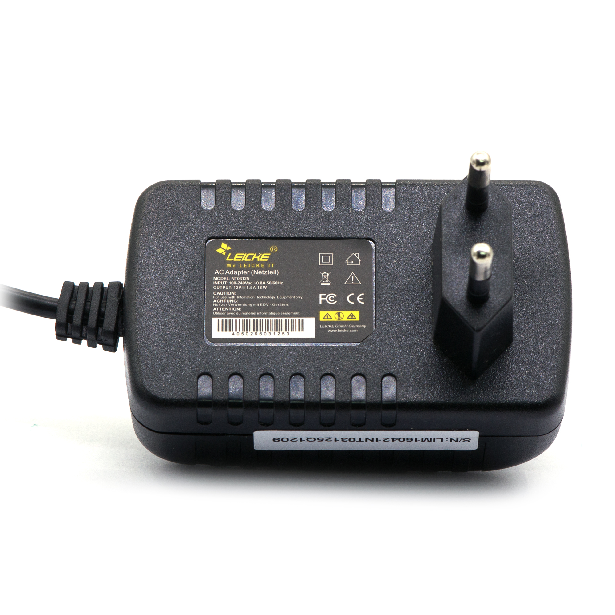 Schwarzer AC-Adapter mit zweipoligem Stecker. Hat Markierungen und ein Kabel.