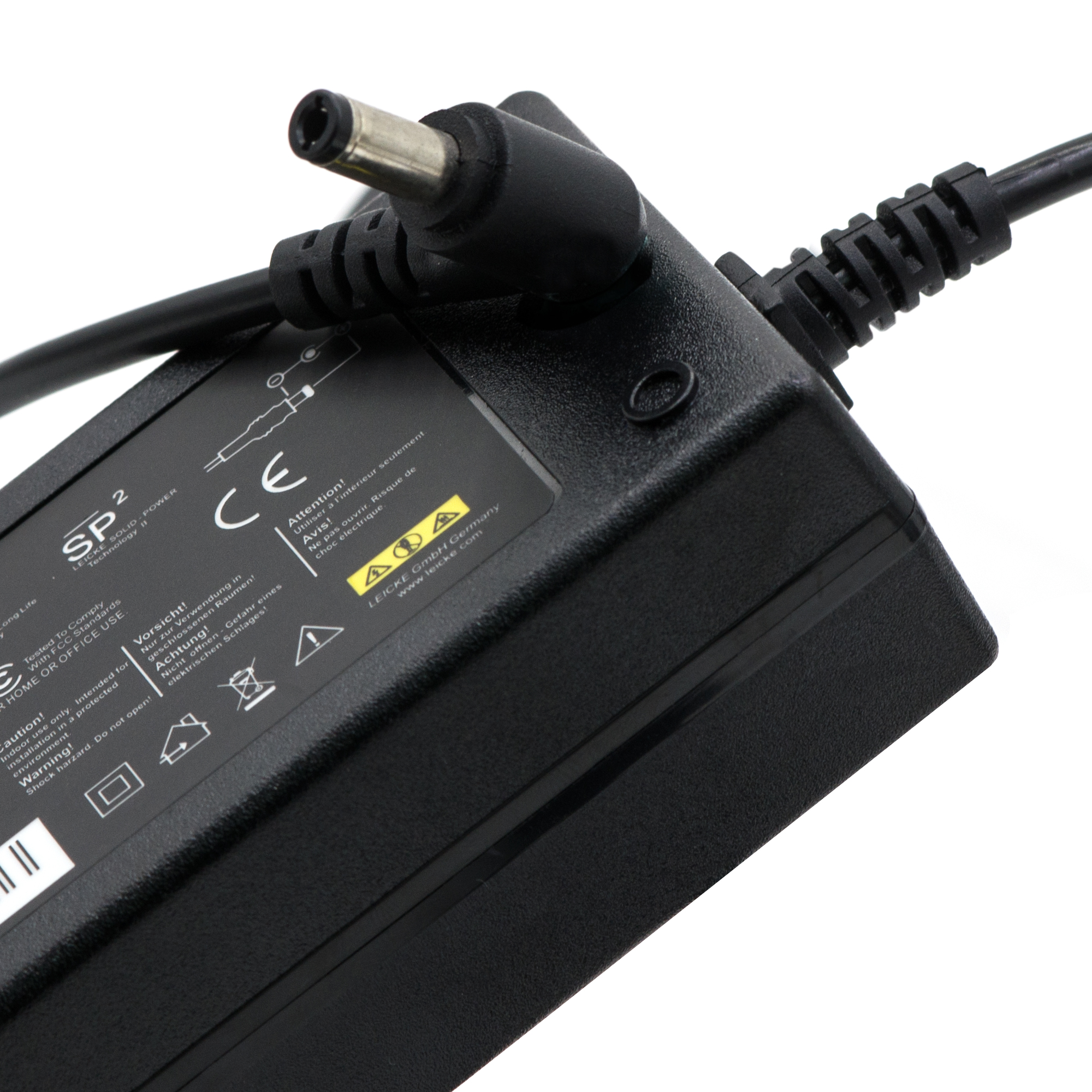 Schwarzes Netzteil mit angeschlossenem Kabel und Stecker auf weißem Untergrund.