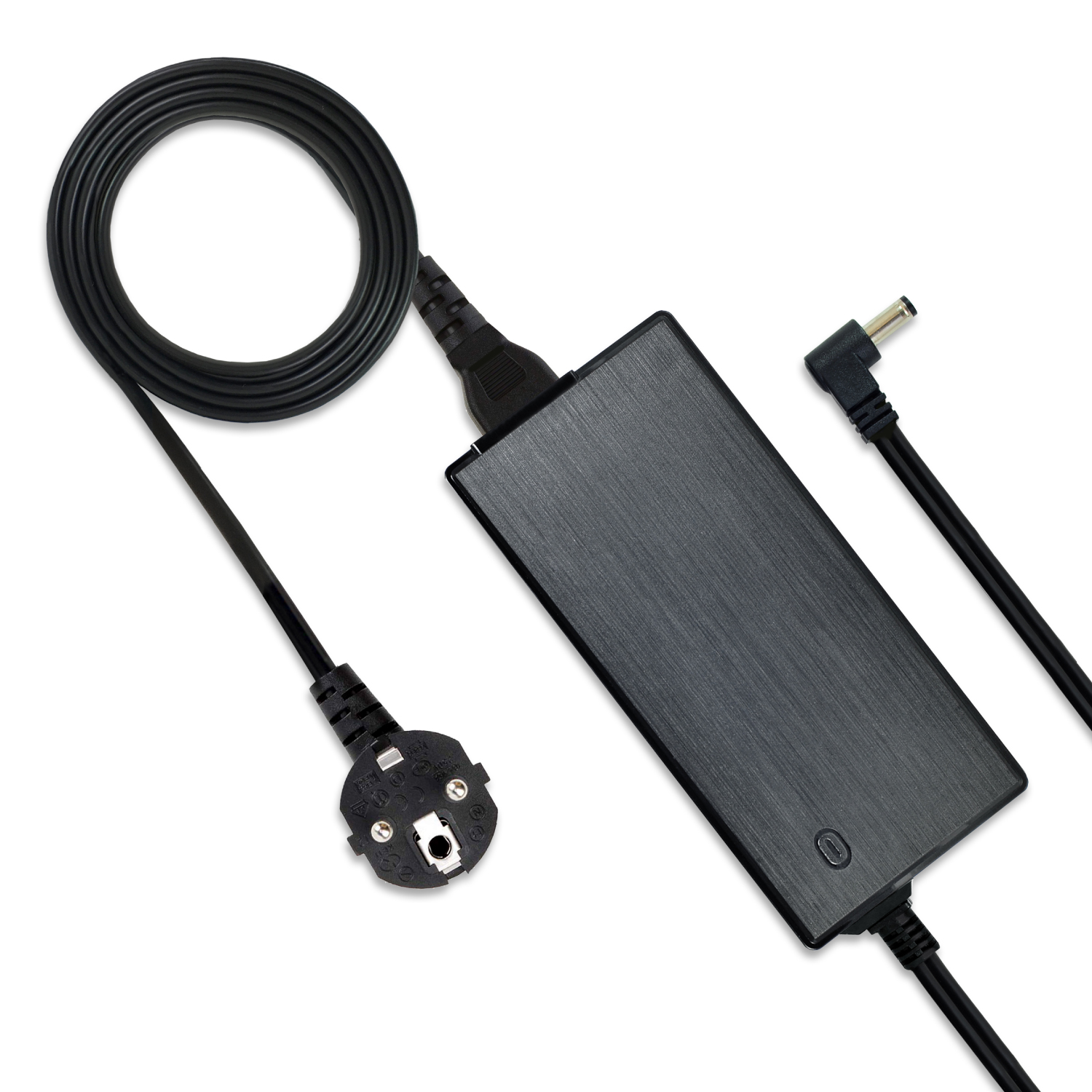 Schwarzer Adapter mit Netzstecker und Anschluss. Schwarzes Kabel. Weißer Hintergrund.