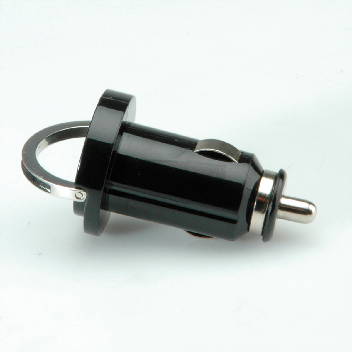 Schwarzer Autoladeadapter mit Silberring, zeigt die Ober- und Seitenansicht.