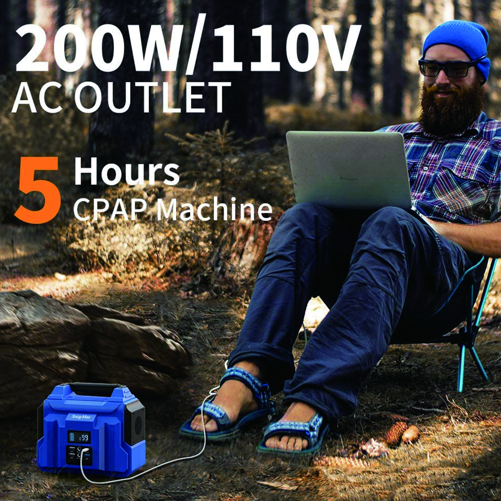 Ein Mann benutzt einen Laptop, daneben eine blaue Powerstation, in einer Waldumgebung.