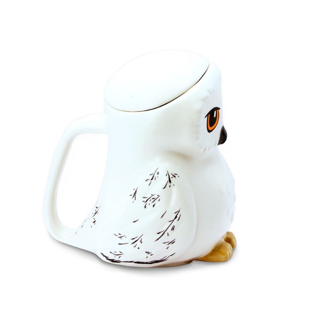 Tazza bianca a forma di gufo con coperchio. Ha un manico e occhi marroni. Sfondo bianco.