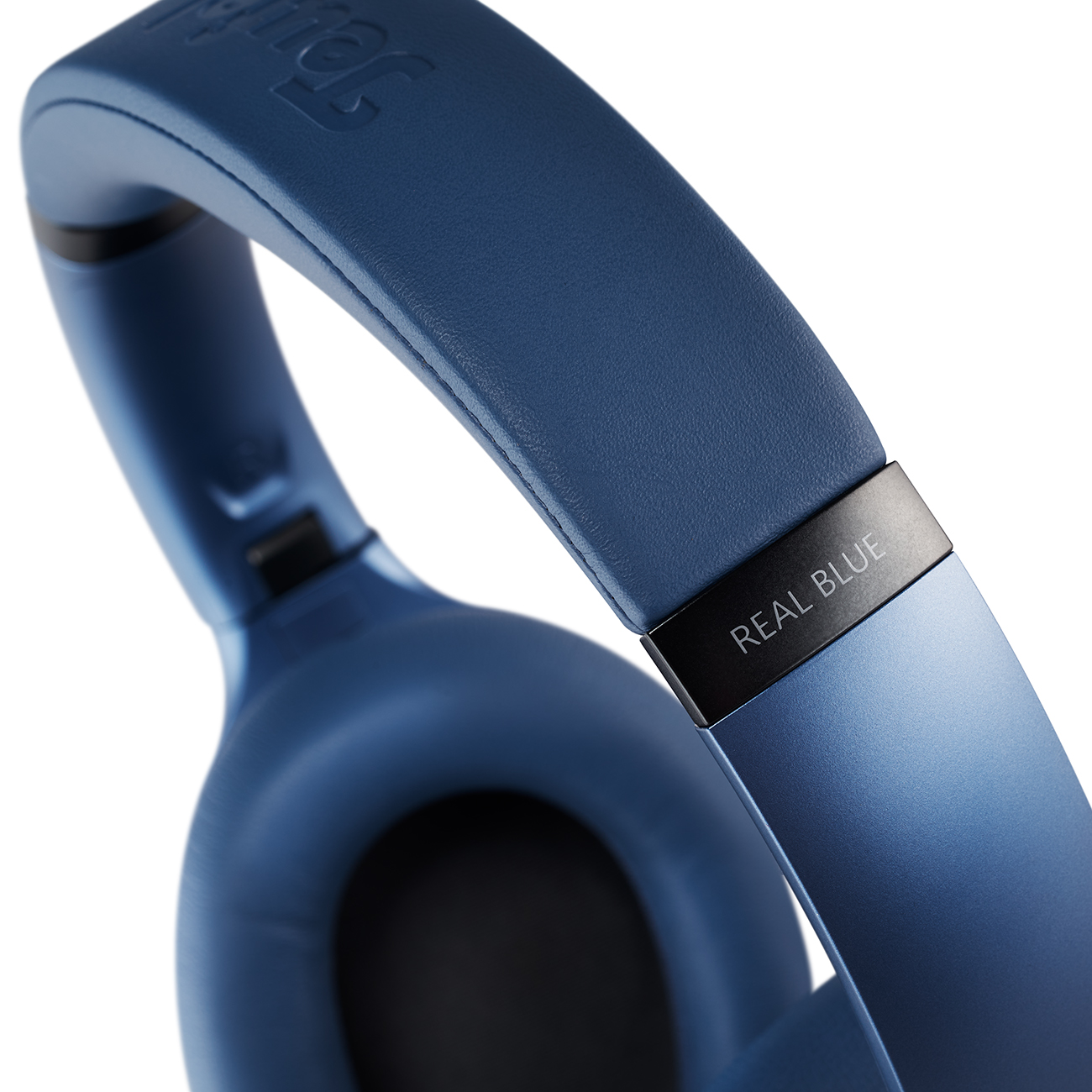 Blaue Kopfhörer-Detail. Blaues Stirnband mit 'Real Blue'-Text. Weißer Hintergrund.