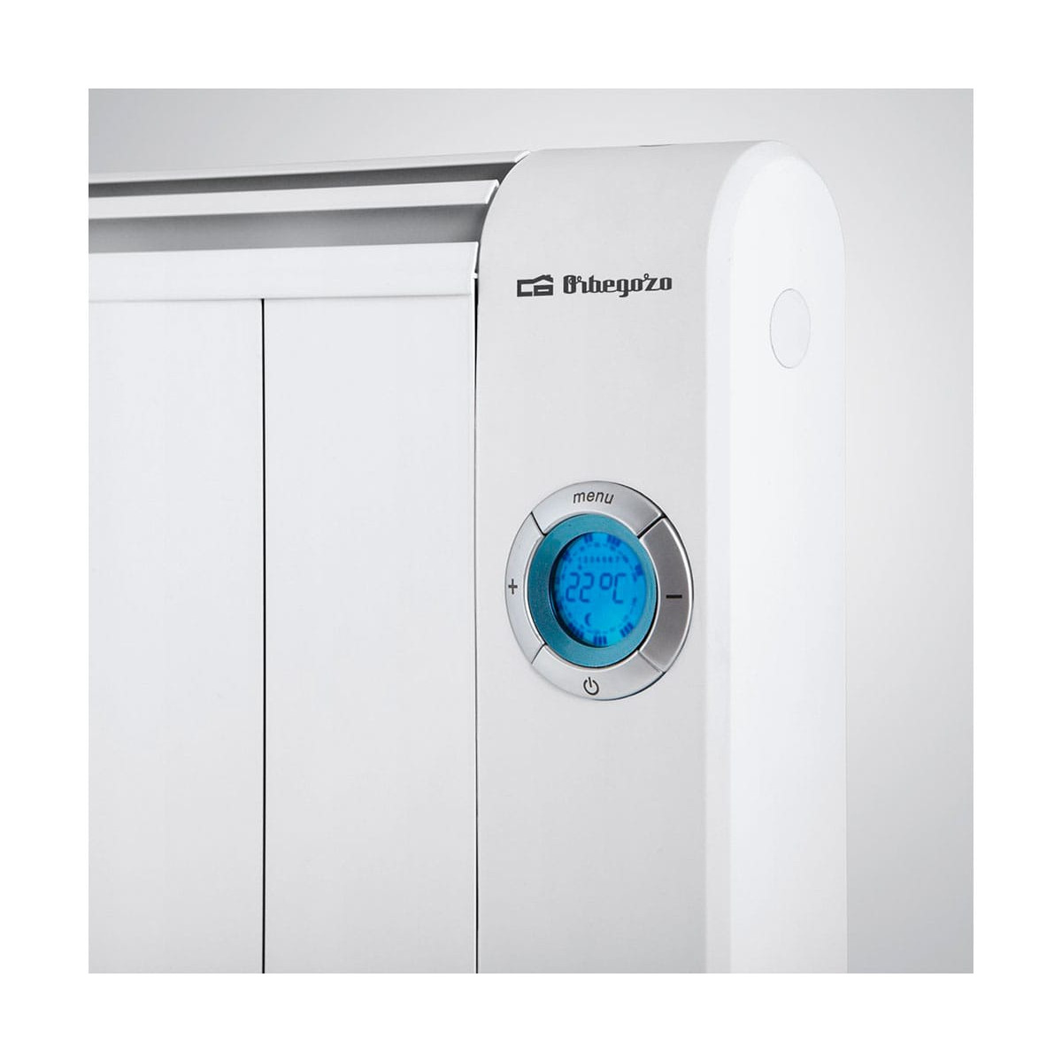 Un radiador eléctrico blanco con una pantalla digital que muestra 22°C y botones de control, en una pared blanca.