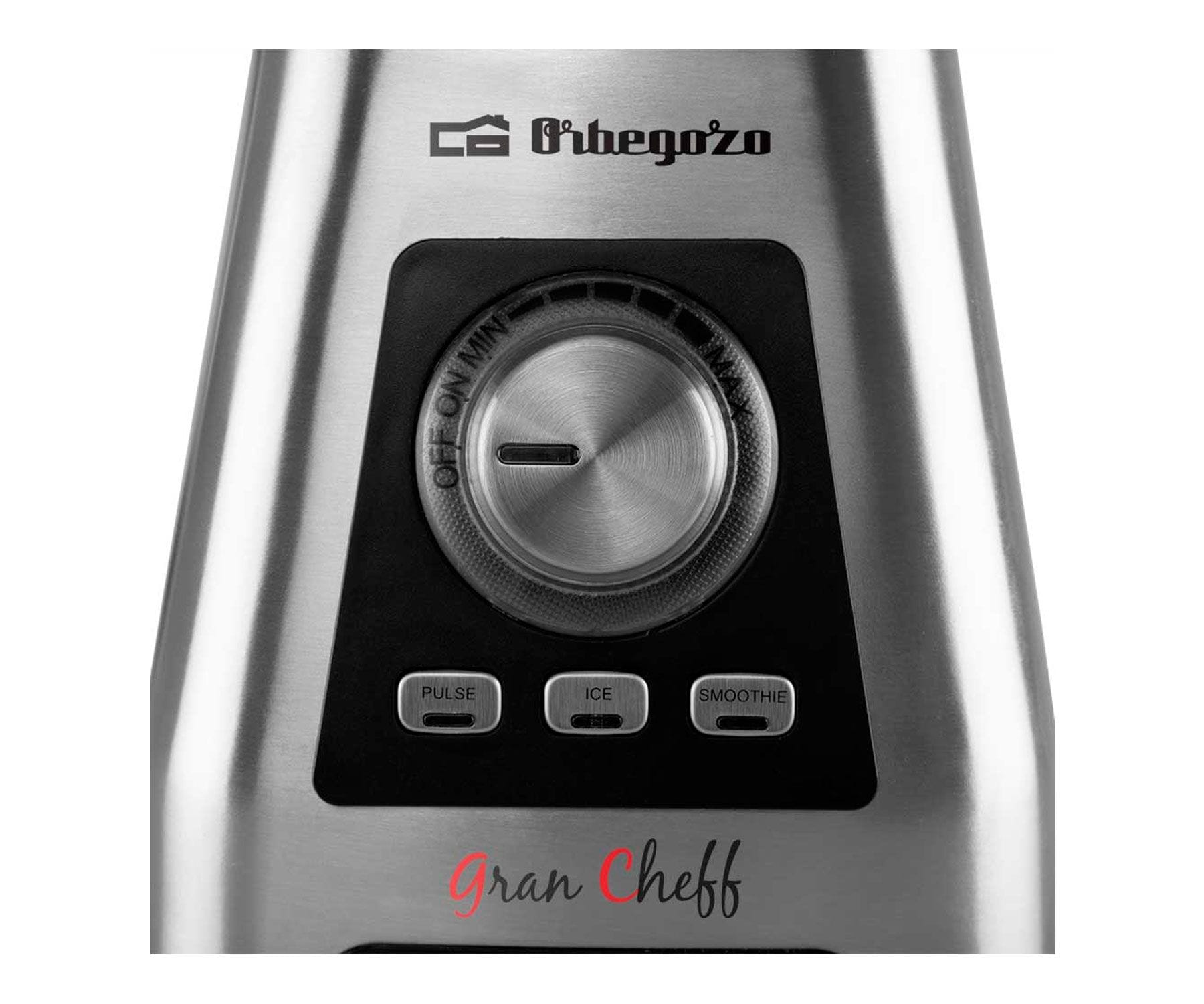 Base de licuadora plateada con controles negros. Botones con PULSE, ICE y SMOOTHIE. Fondo blanco.