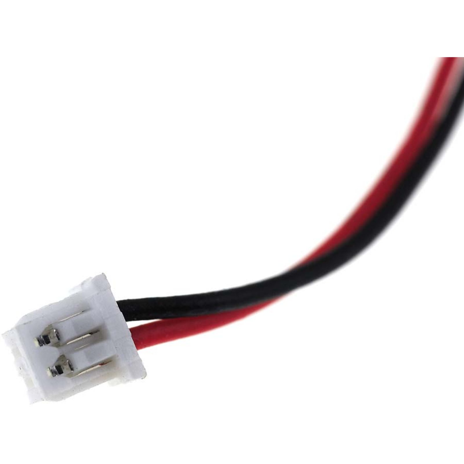 Primer plano de un conector blanco con cables negros y rojos.