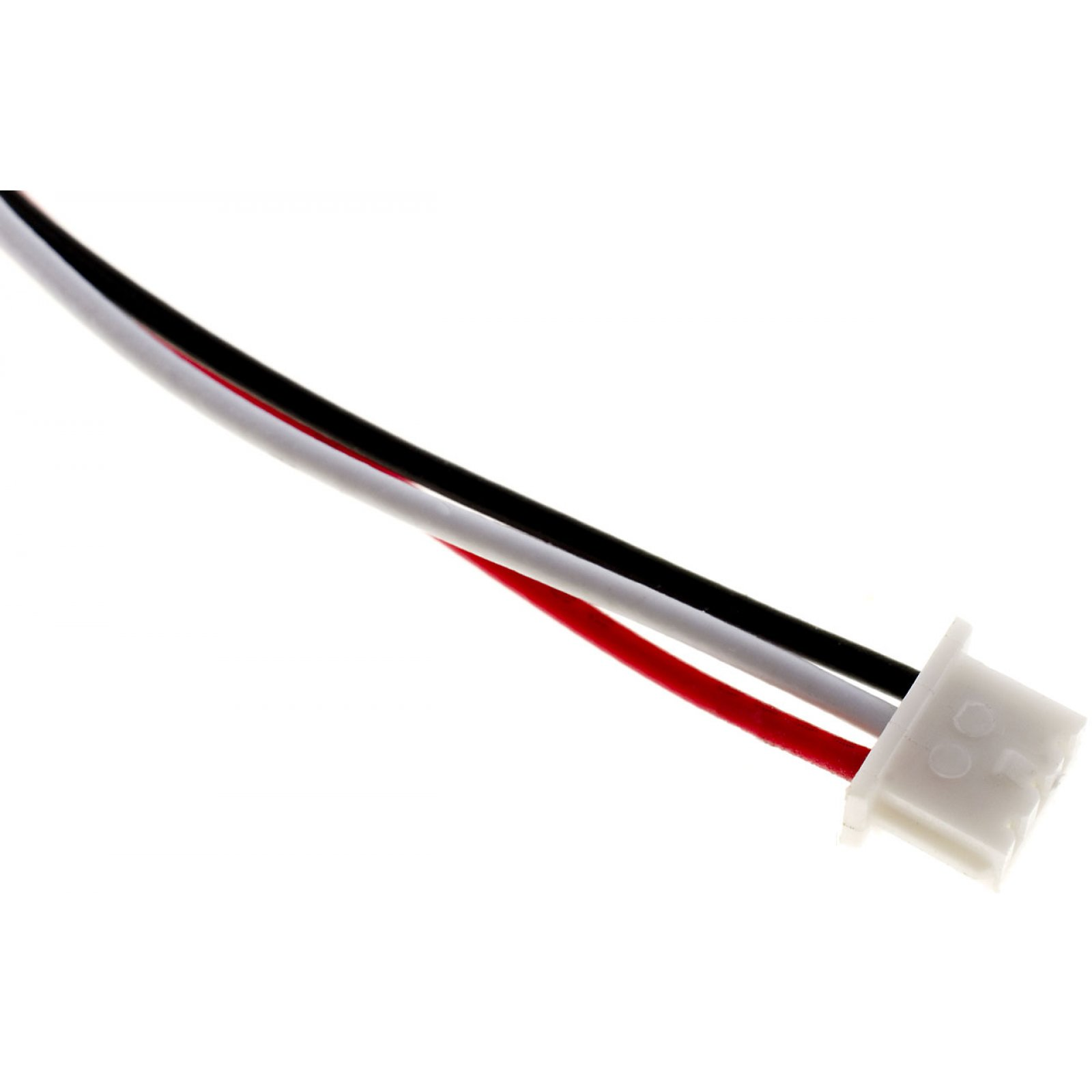 Primer plano de un conector blanco con tres cables: negro, blanco y rojo. Fondo blanco.