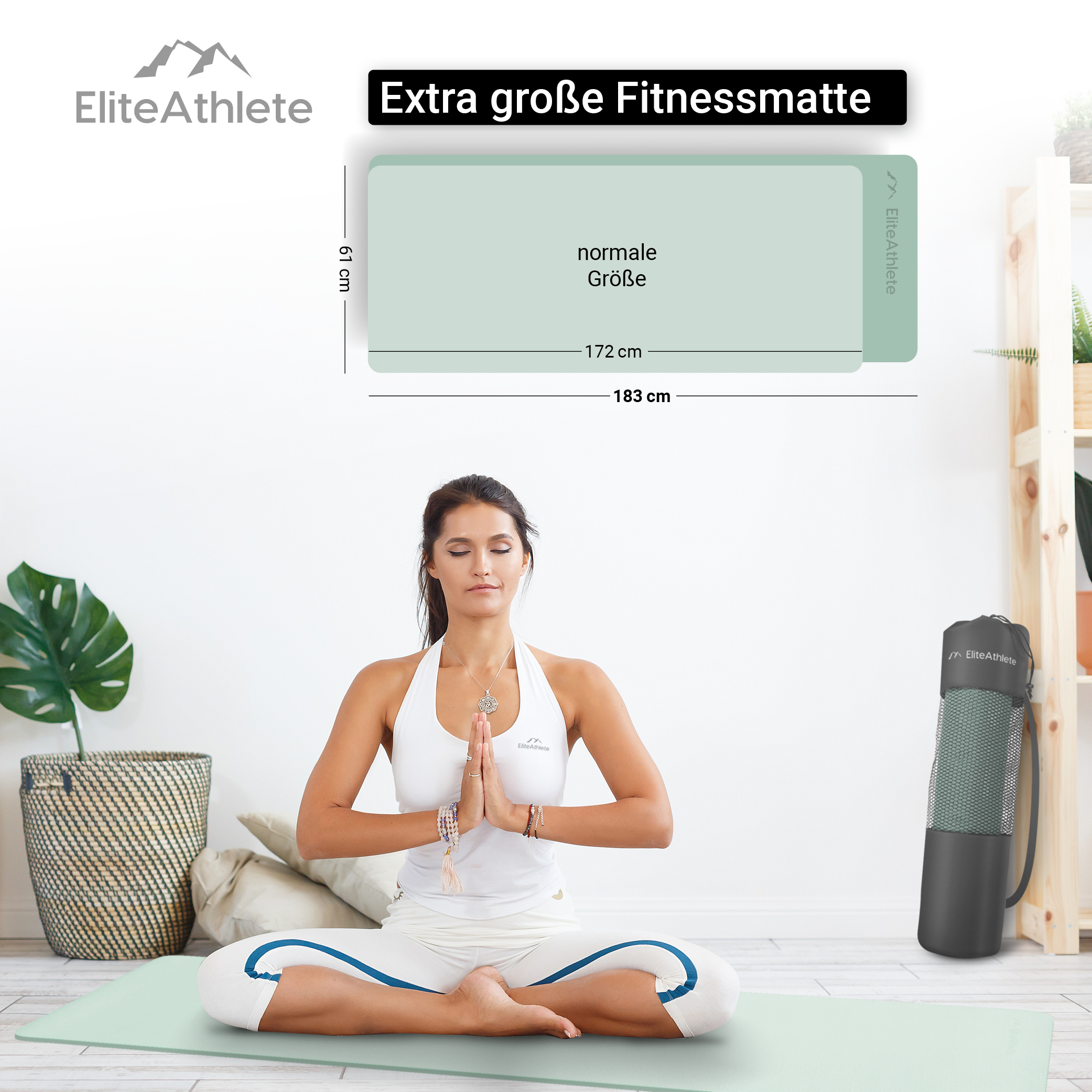 Frau in Yoga-Pose auf einer Matte, mit Wasserflasche und Pflanzen im Hintergrund.