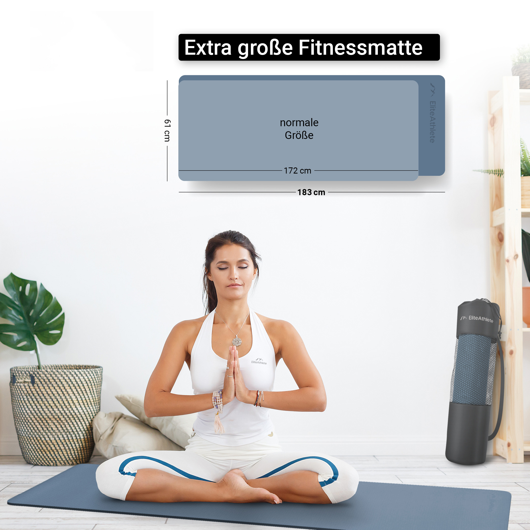 Frau macht Yoga auf blauer Matte. Große Matten-Grafik im Hintergrund. Yogamatte und Zubehör.