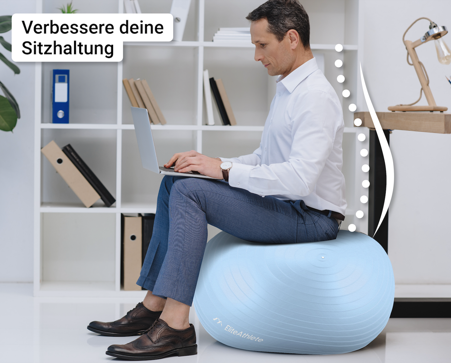 Mann sitzt auf blauem Gymnastikball und benutzt Laptop im Büro.