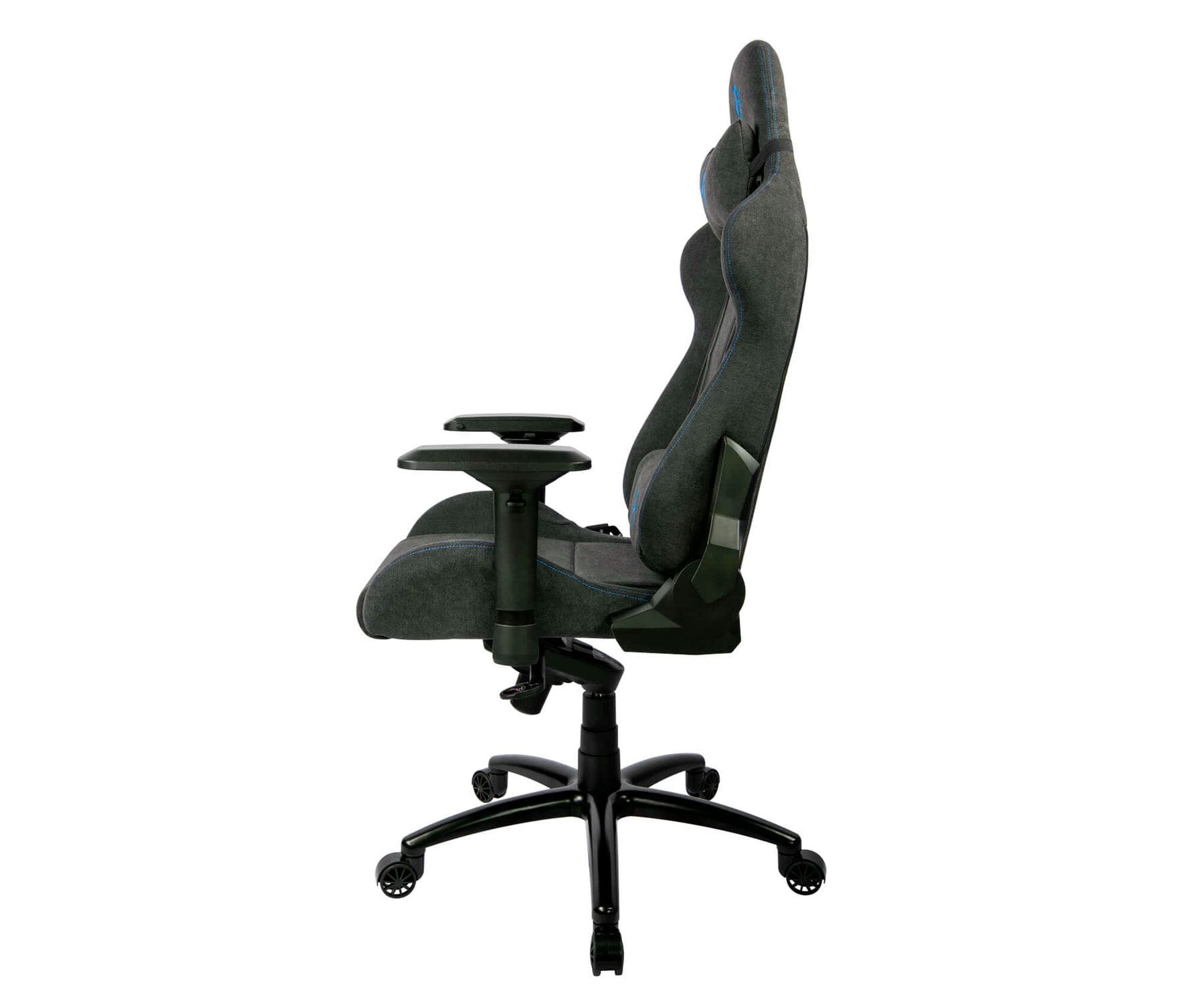 Vista lateral de una silla gamer gris y negra con detalles azules sobre un fondo blanco.