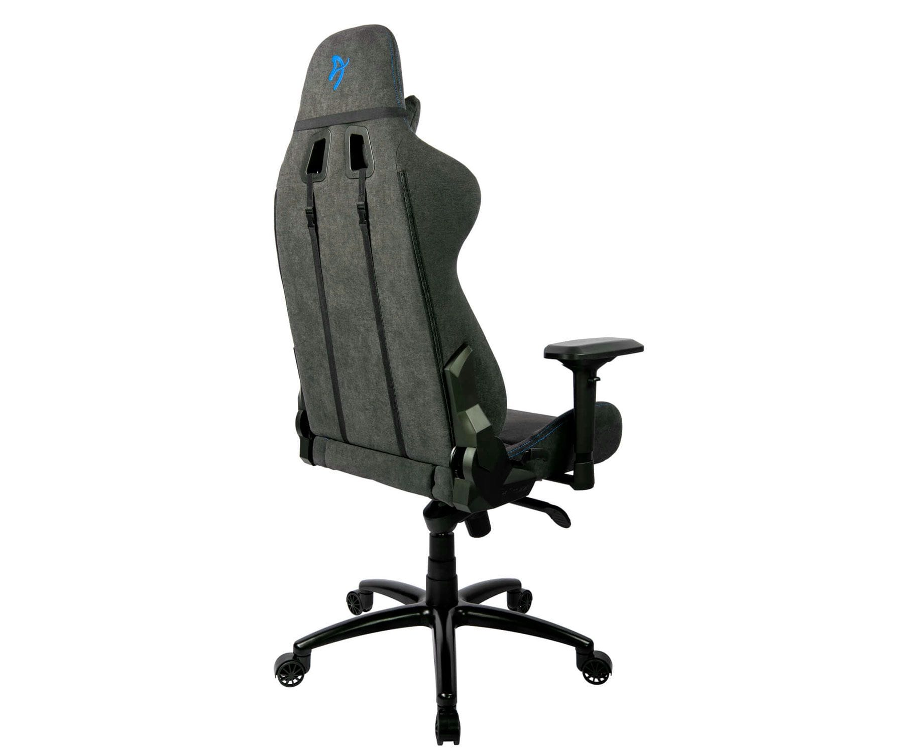 Silla gaming gris, base negra con ruedas, vista trasera, logo azul en el reposacabezas.