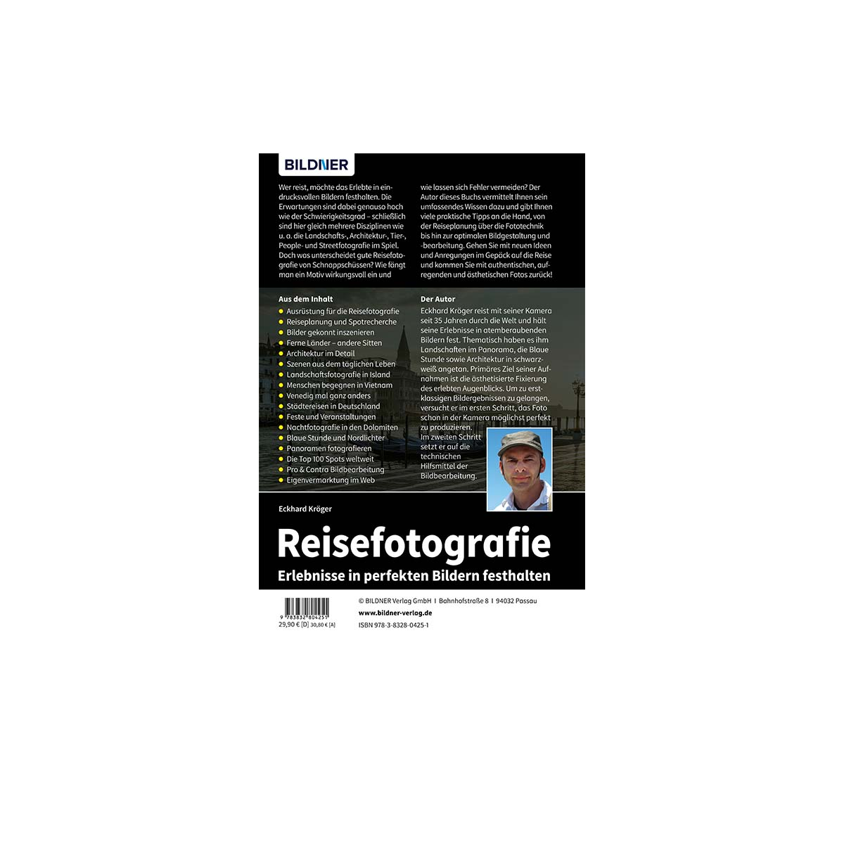 Die Rückseite eines Reisefotografie-Buches mit Text und einem Bild eines Mannes.