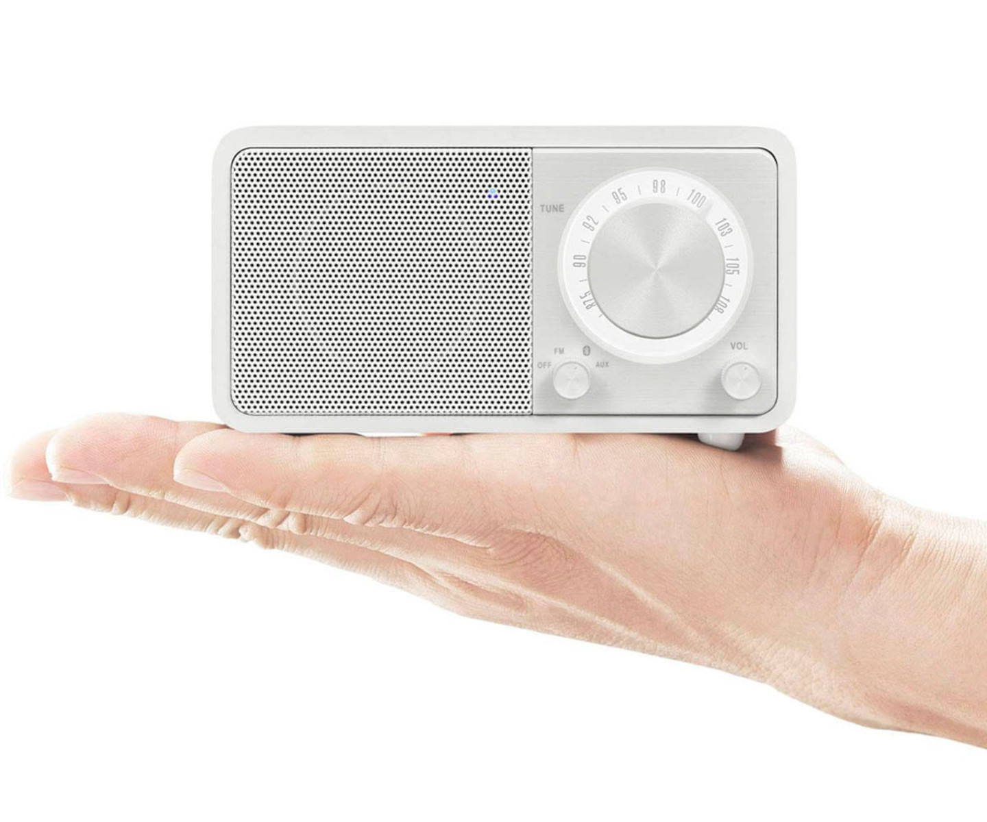 Białe radio trzymane w dłoni. Ma głośnik, przyciski i pokrętło.