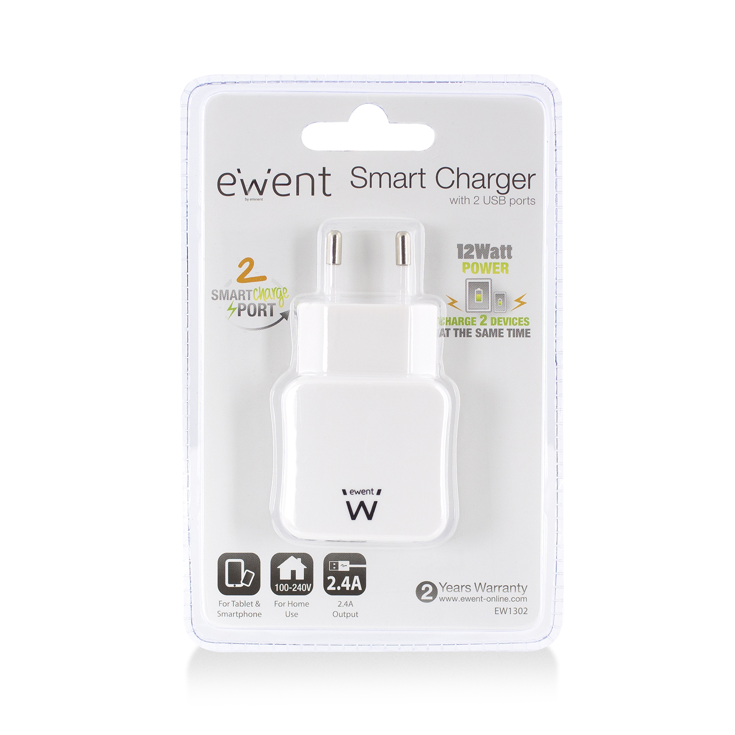 Cargador inteligente blanco con puertos USB en un paquete de plástico transparente.
