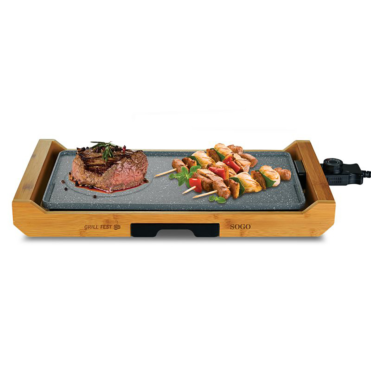 Una parrilla eléctrica con filete y brochetas, colocada sobre un marco de madera.