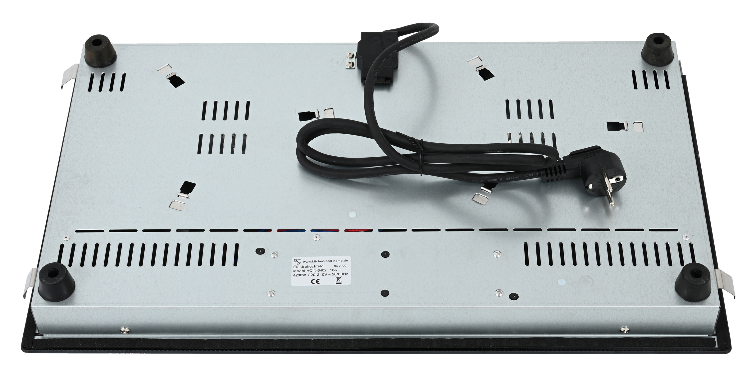 Unterseite eines Elektrokochfelds. Zeigt Lüftungsschlitze, Schrauben und ein Netzkabel mit Stecker. Weißer Hintergrund.