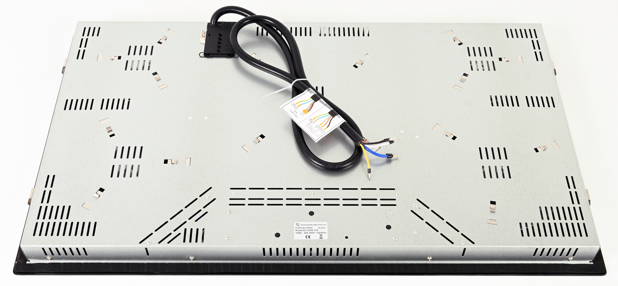 Unterseite eines rechteckigen schwarzen Kochfelds mit einem schwarzen Netzkabel. Metallteile und Lüftungsschlitze sind sichtbar.