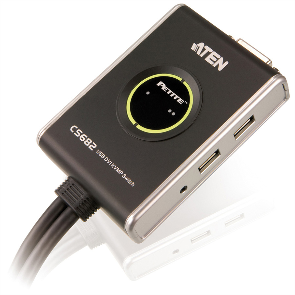 Ein schwarzer ATEN CS682 USB DVI KVMP-Switch. Er hat mehrere Anschlüsse und Kabel.