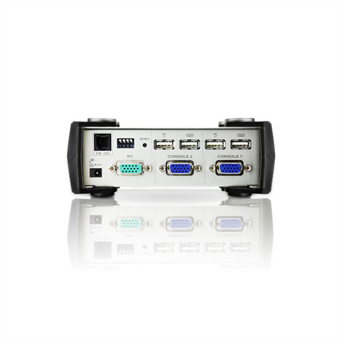 Uno switch KVM nero con diverse porte e pulsanti, con sfondo bianco e superficie riflettente.