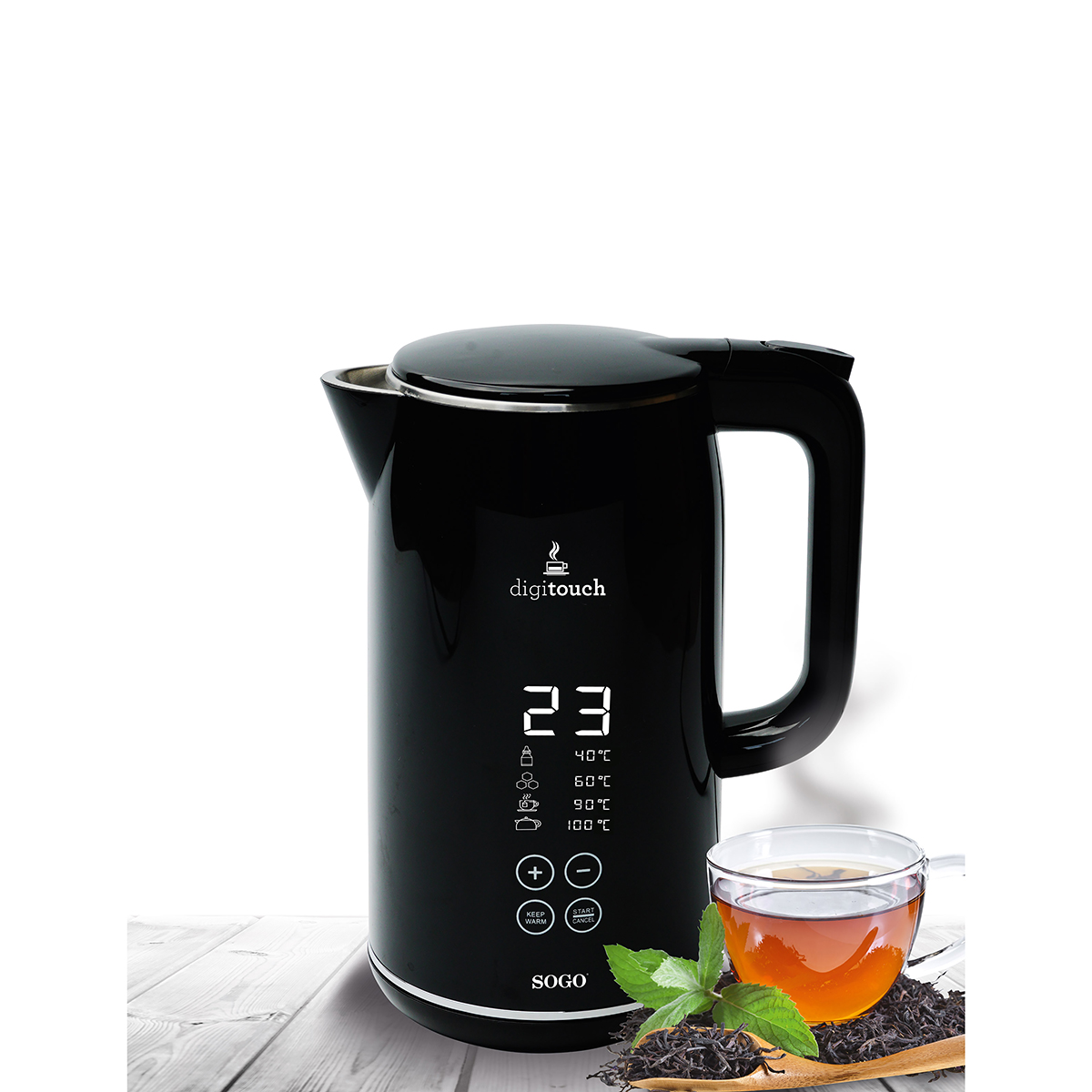 Ein schwarzer Wasserkocher mit Digitalanzeige, eine Tasse Tee und Teeblätter auf einem Holztisch.