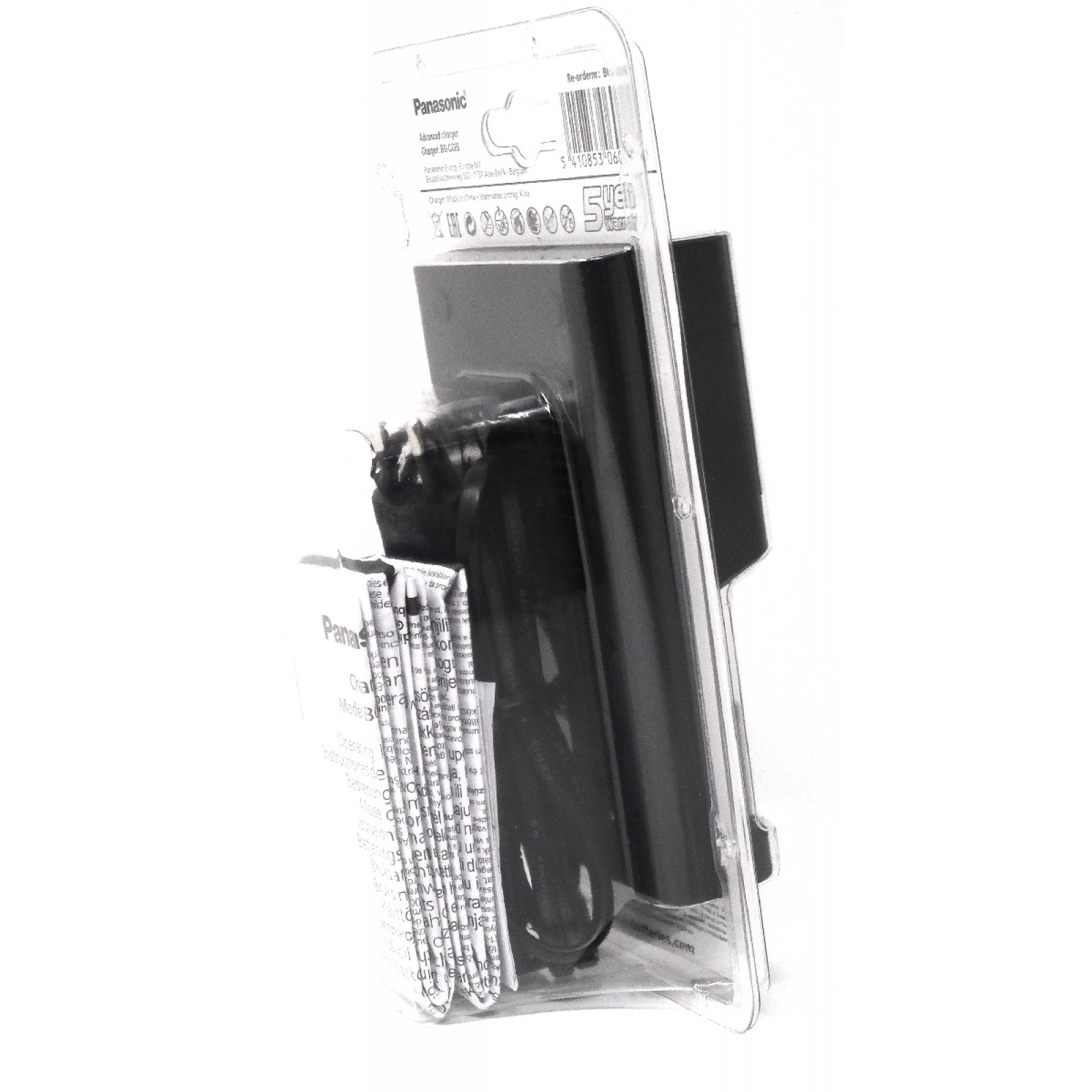 Cargador de batería Panasonic empaquetado en un contenedor de plástico transparente. Negro y blanco.