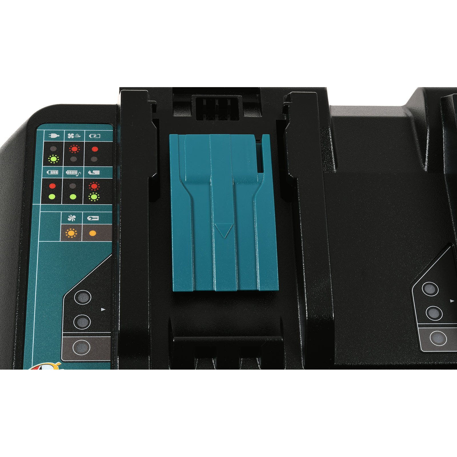 Primer plano de un cargador de batería negro con ranura teal y luces indicadoras.