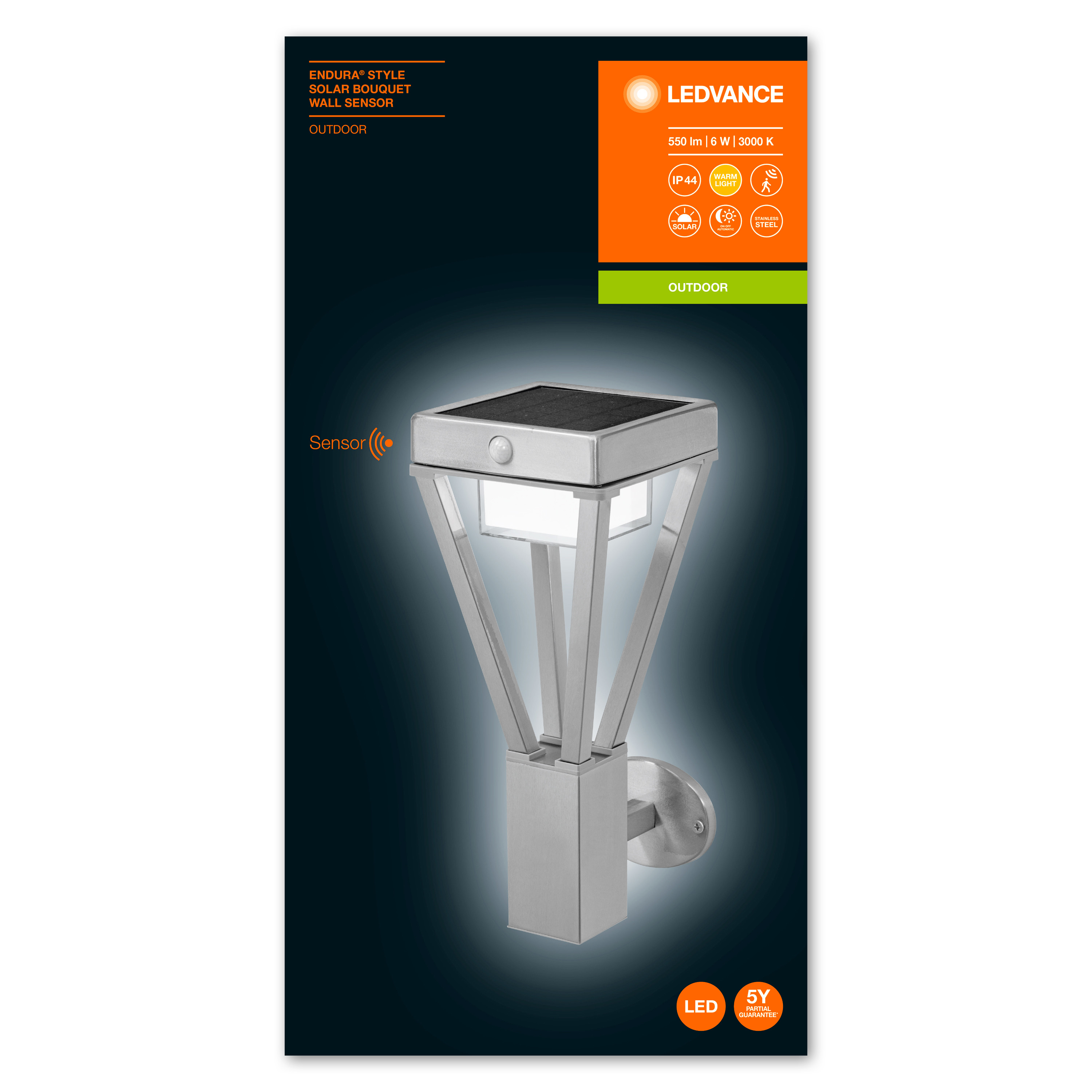 Una lampada da parete a LED per esterni argentata con pannello solare e pannello luminoso bianco, montata a parete.