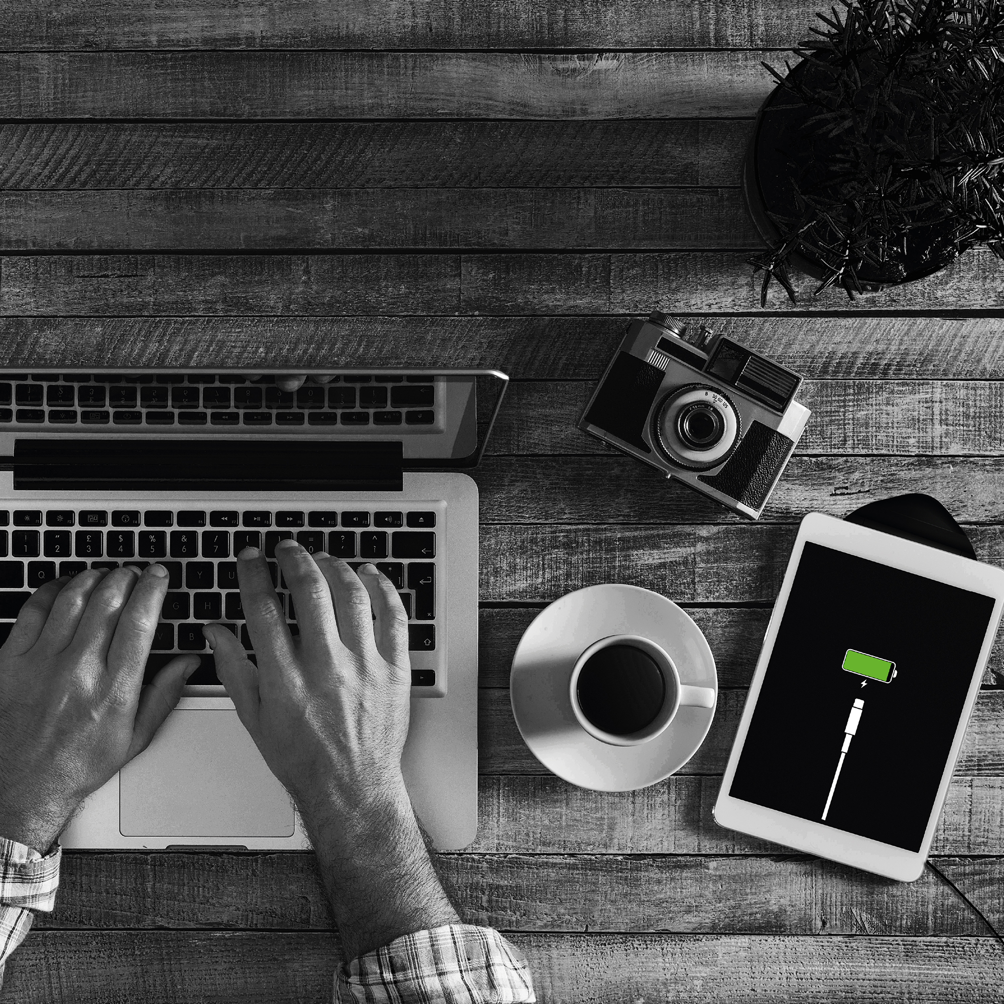 Arbeitsplatz, Laptop, Kamera, Kaffee, Tablet lädt, Draufsicht, Graustufen.