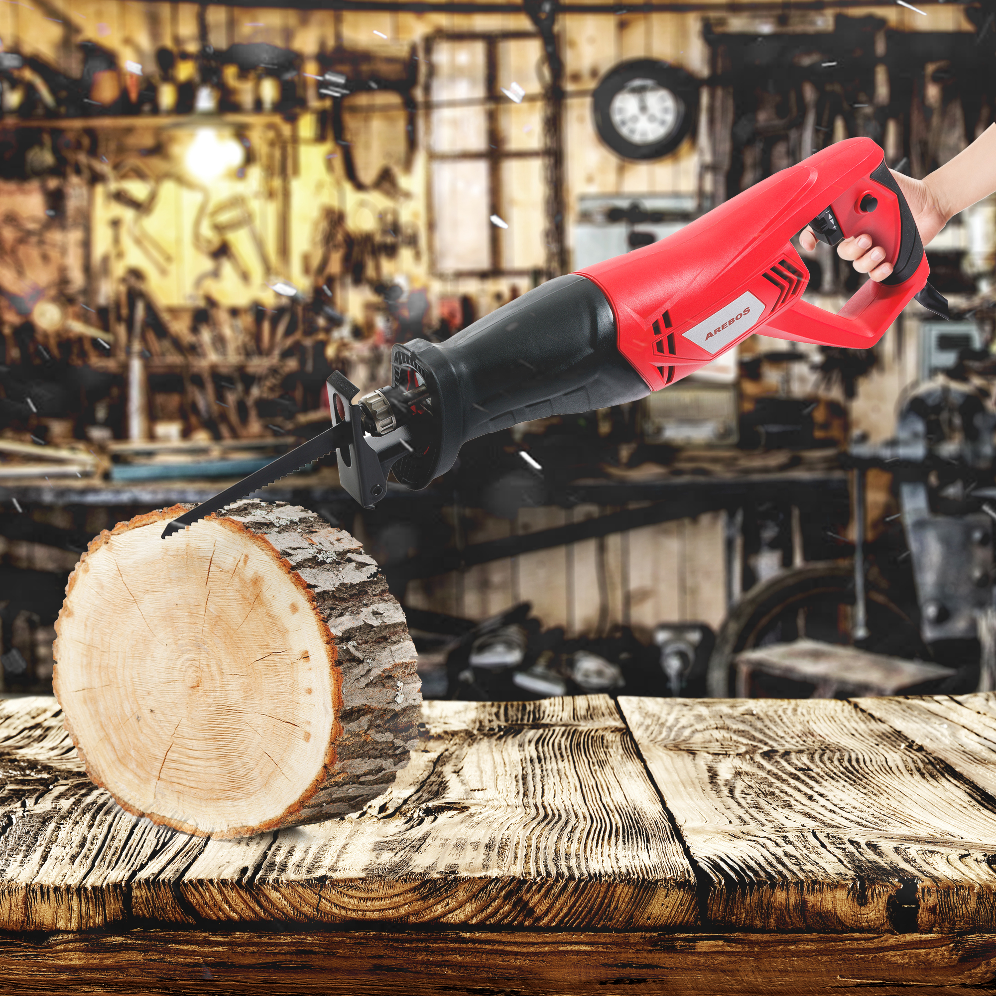 Rote Säbelsäge schneidet einen Holzstamm in einer Werkstatt.