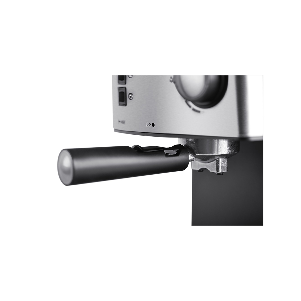 Primer plano de una máquina de espresso plateada con un mango de portafiltro que se extiende hacia la izquierda.