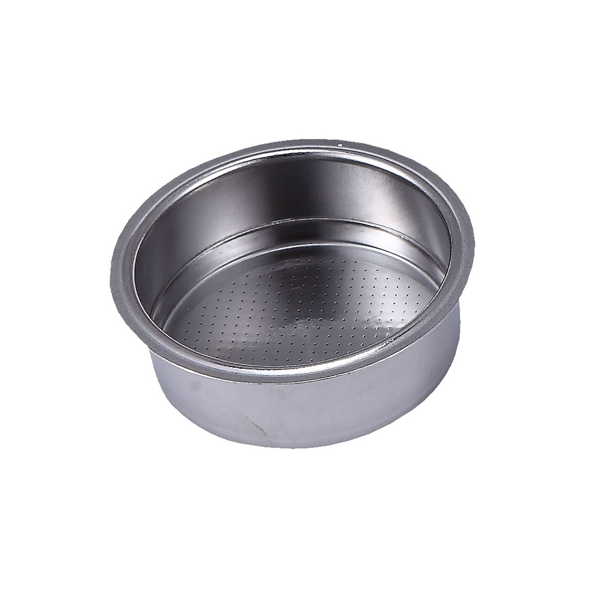 Cesta de filtro de café de acero inoxidable con pequeños agujeros. Posicionada en una superficie blanca, ligeramente inclinada.