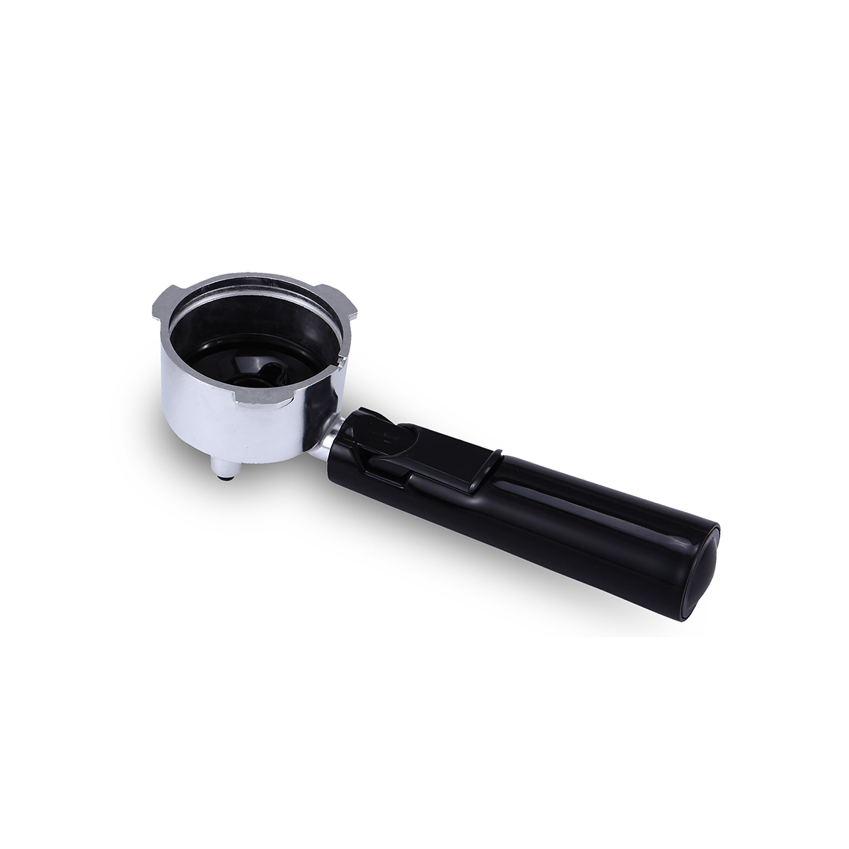 Un portafiltro de máquina de espresso de acero inoxidable con mango negro, aislado en blanco.