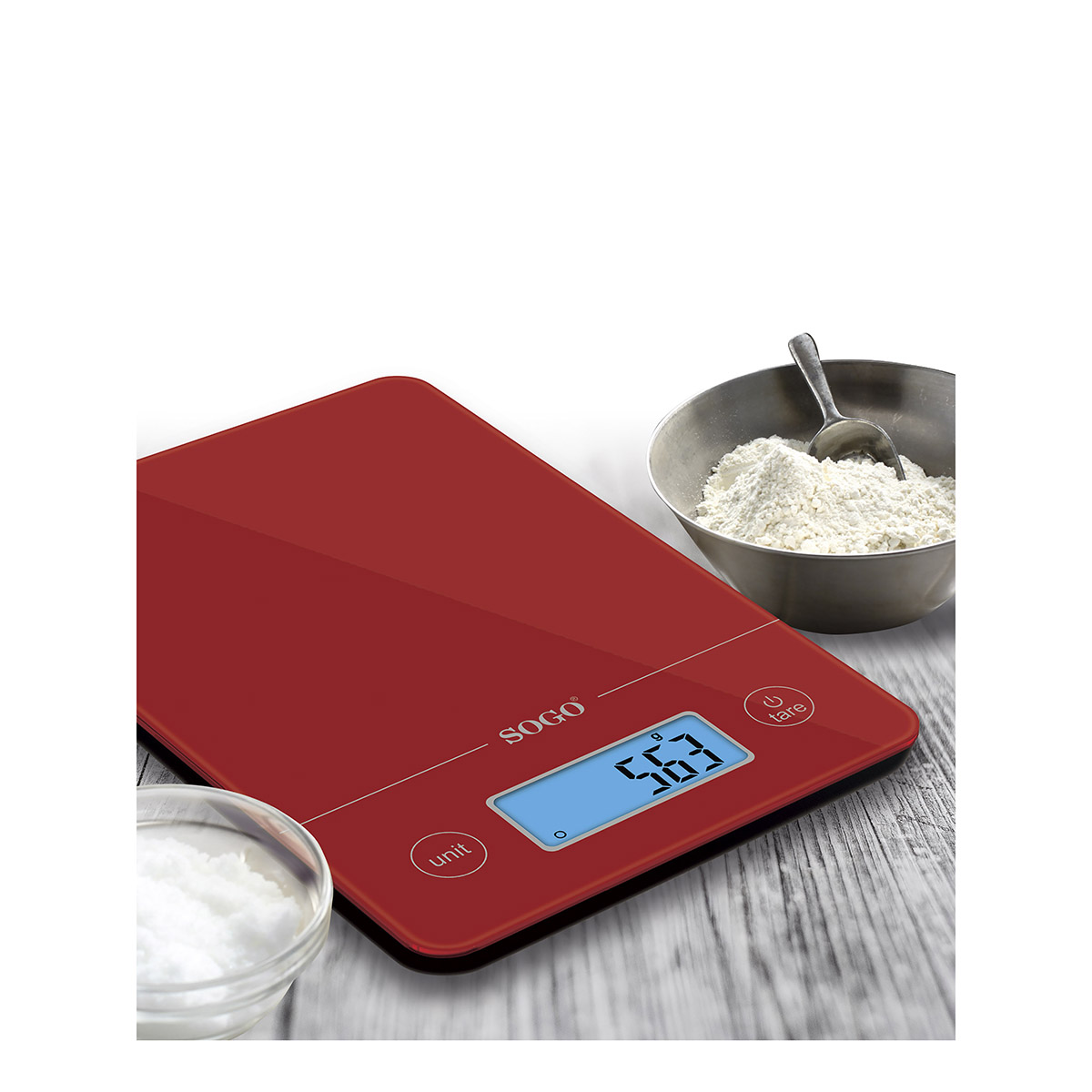 Balanza de cocina digital roja con harina y cuchara en un cuenco, y un cuenco de sal.