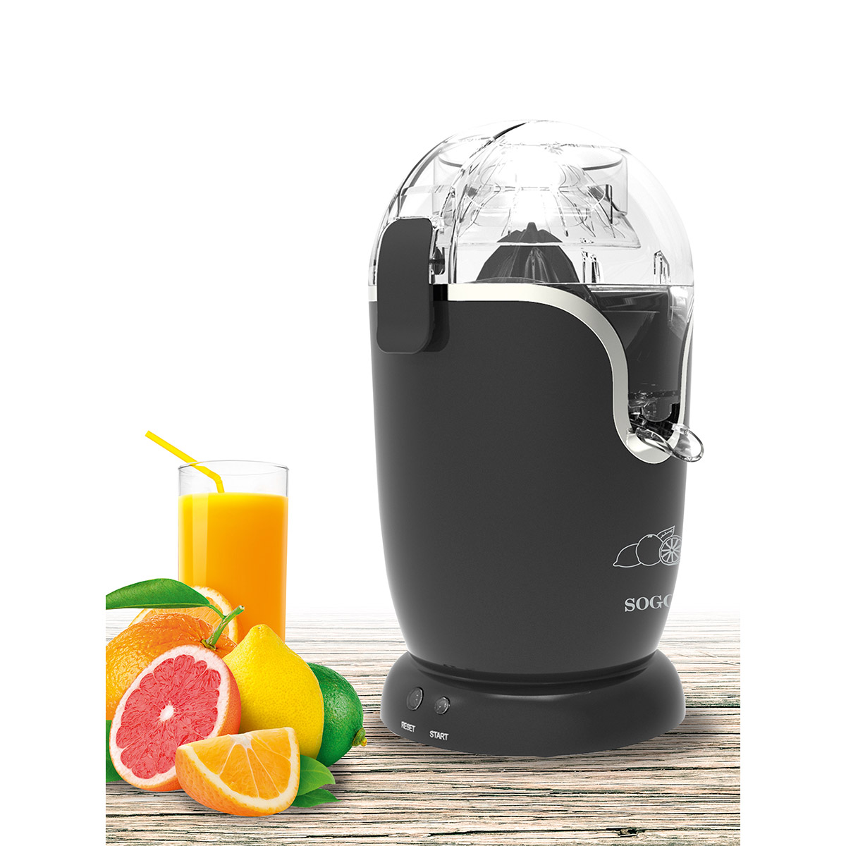Una exprimidora negra con un vaso de jugo, naranjas, limón y pomelo al lado.
