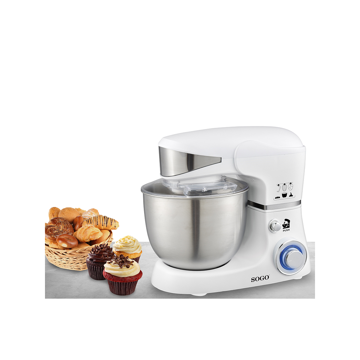 Un'impastatrice da cucina bianca con una ciotola. Un cestino di prodotti da forno e cupcake sono vicini.