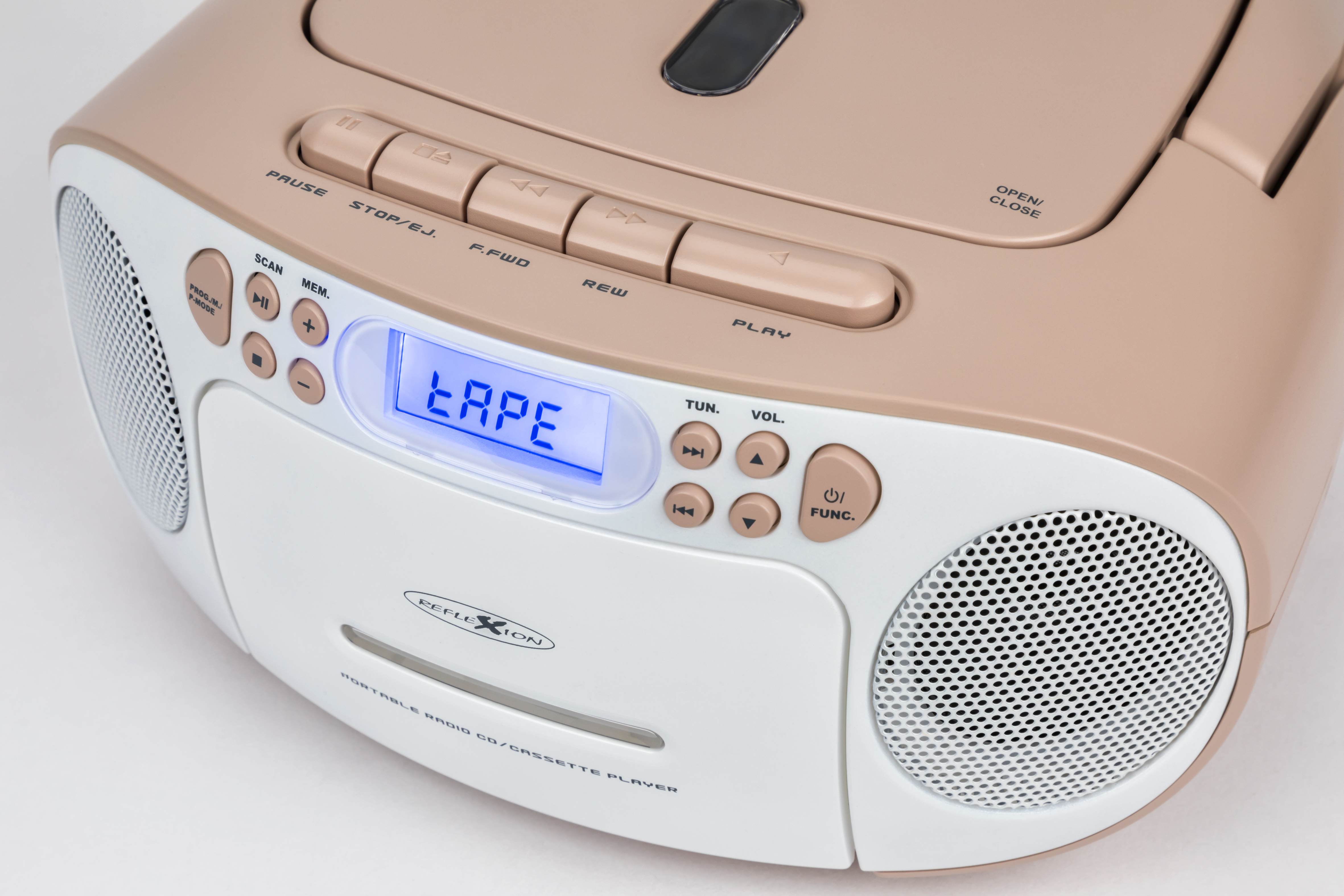 Ein cremefarbener tragbarer Radio-/Kassettenrekorder mit digitaler Anzeige. Es hat Knöpfe und Drehregler.