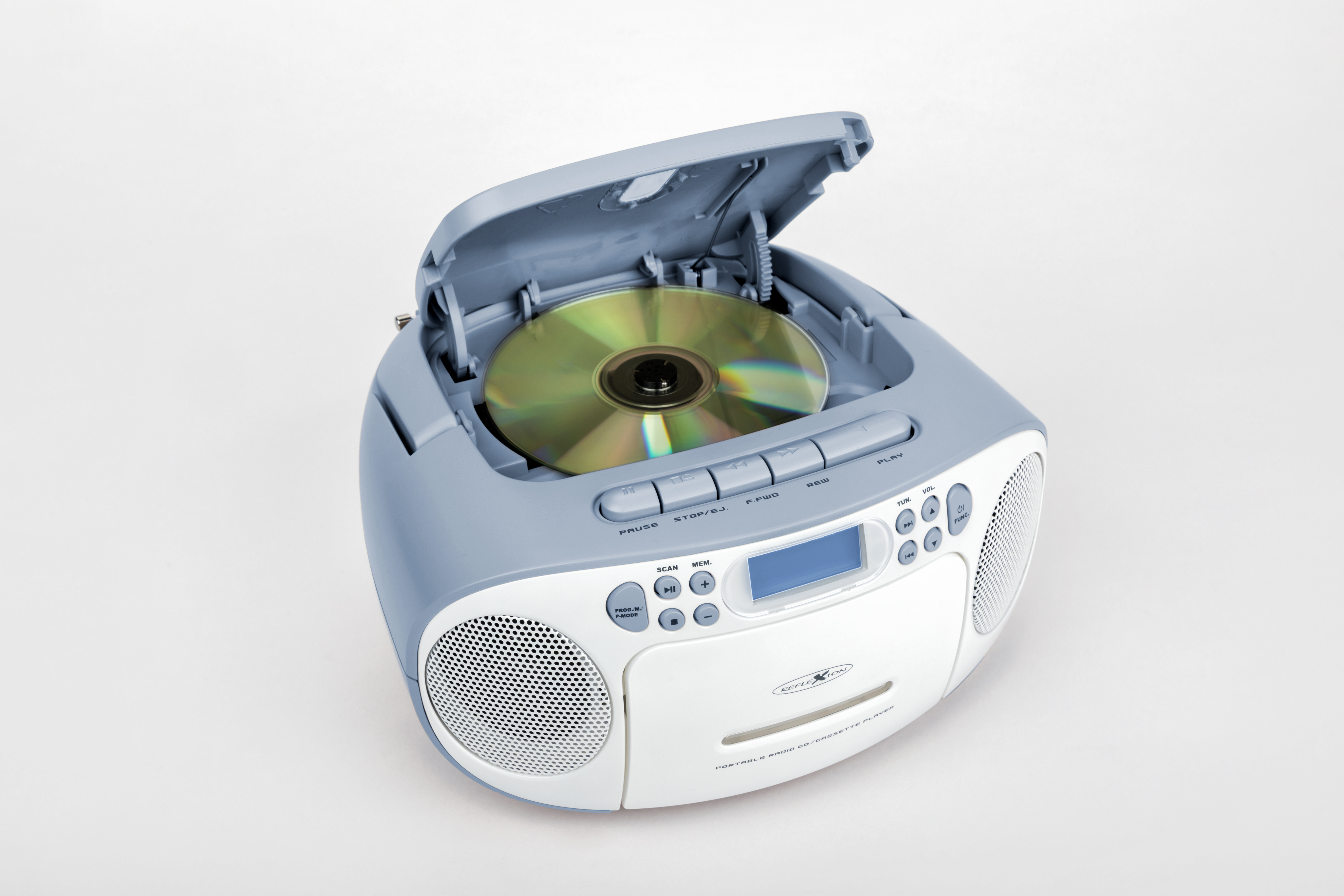 Ein blau-weißer tragbarer CD-Player mit einer CD im Inneren und geöffnetem Deckel.