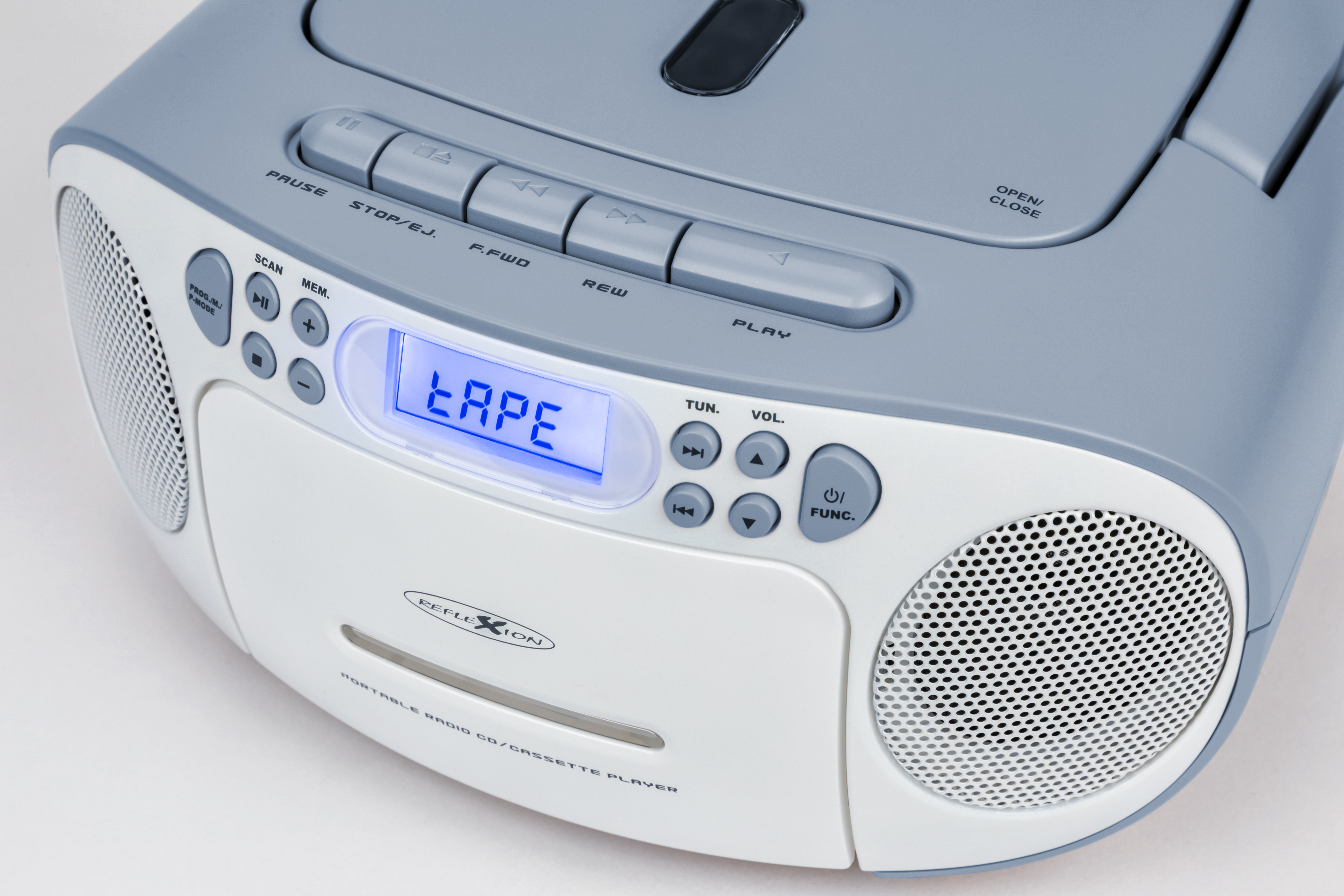 Ein tragbares Radio/Kassetten-Abspielgerät mit weißen und grauen Farben, Knöpfen und einem Display.