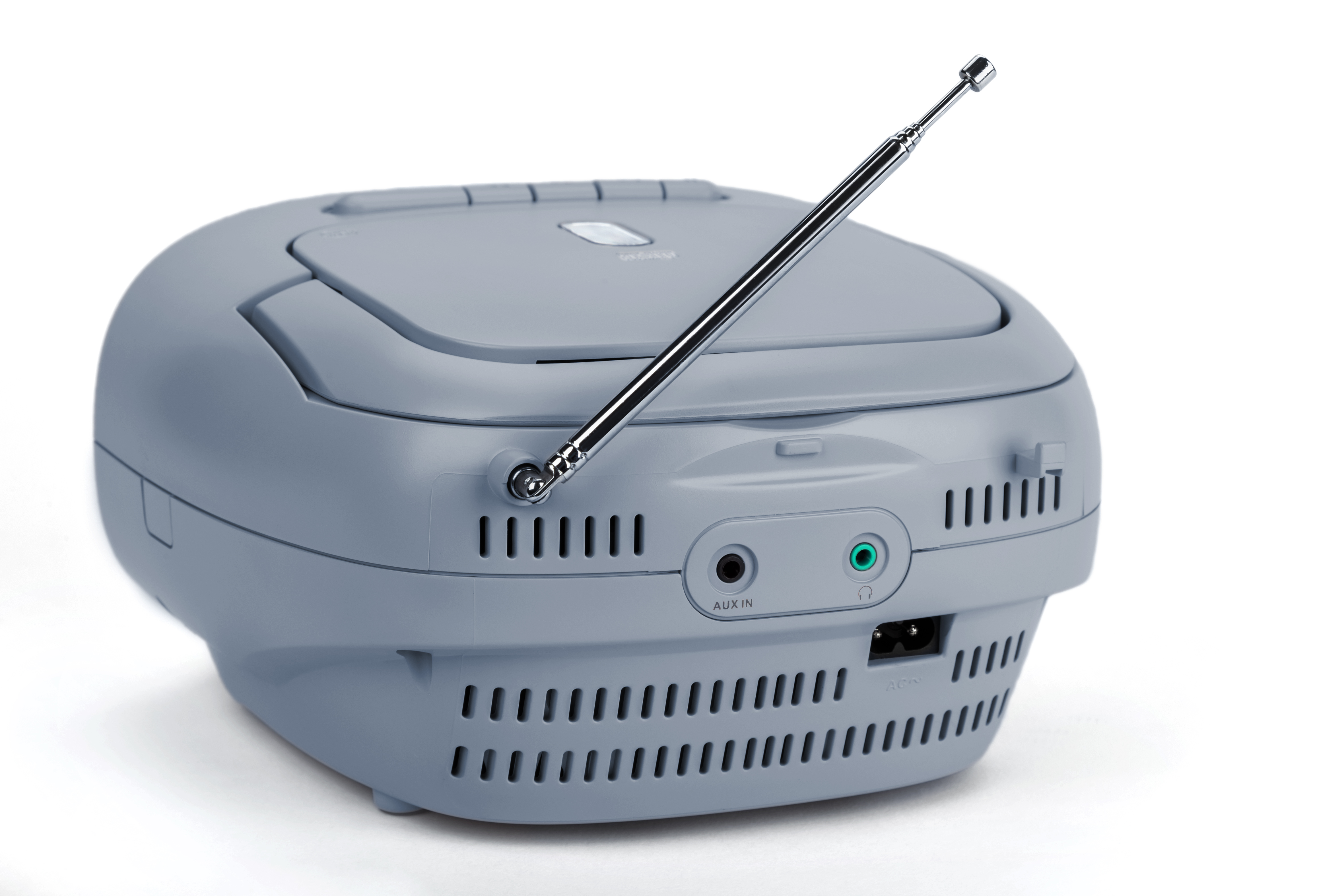 Eine graue Boombox mit Antenne und Aux-In- und Stromanschlüssen auf weißem Hintergrund.